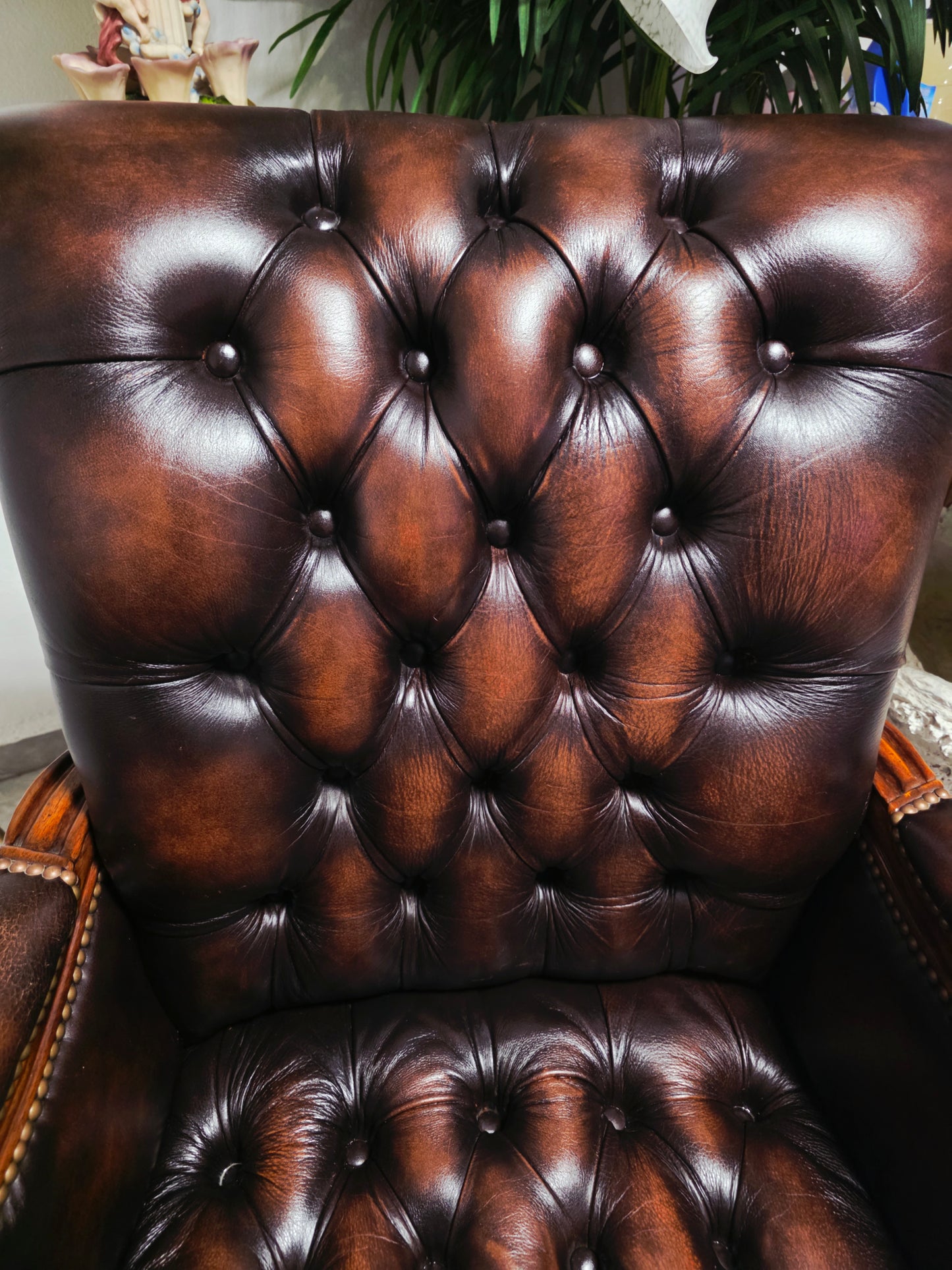 Silla Ejecutiva Chesterfield en Cuero Autentico – Elaborada por Coaster Furniture 🪑🏛️🪶