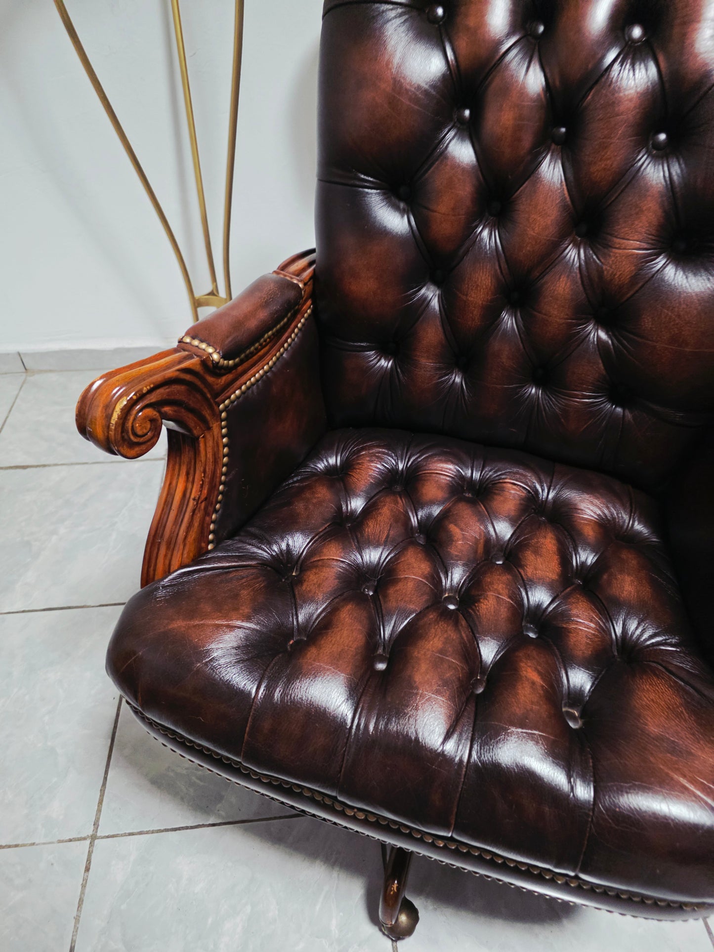 Silla Ejecutiva Chesterfield en Cuero Autentico – Elaborada por Coaster Furniture 🪑🏛️🪶