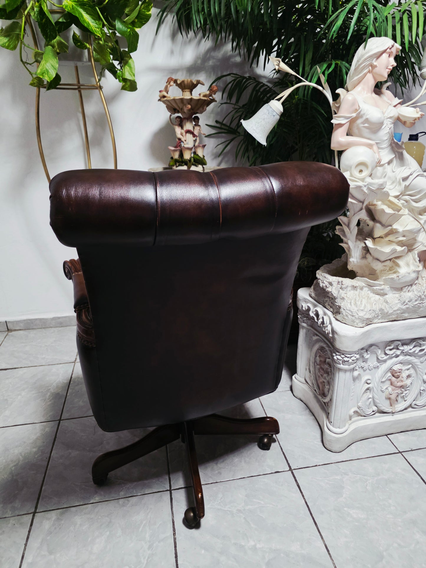 Silla Ejecutiva Chesterfield en Cuero Autentico – Elaborada por Coaster Furniture 🪑🏛️🪶