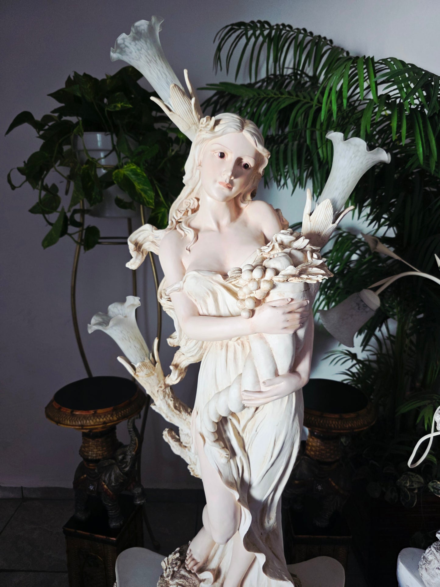 Lampara con Escultura de Mujer y Pedestal – Arte Decorativo Atemporal ✨🌿🪞