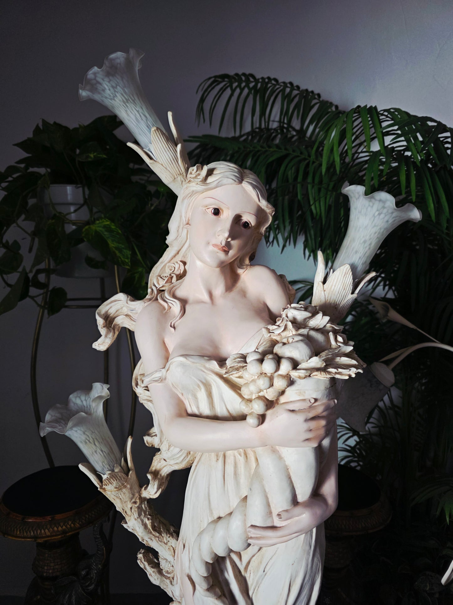 Lampara con Escultura de Mujer y Pedestal – Arte Decorativo Atemporal ✨🌿🪞