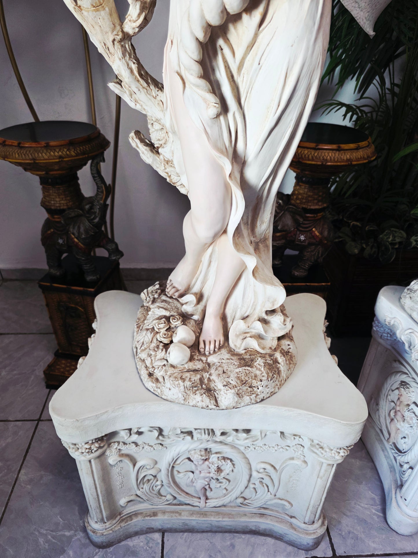 Lampara con Escultura de Mujer y Pedestal – Arte Decorativo Atemporal ✨🌿🪞