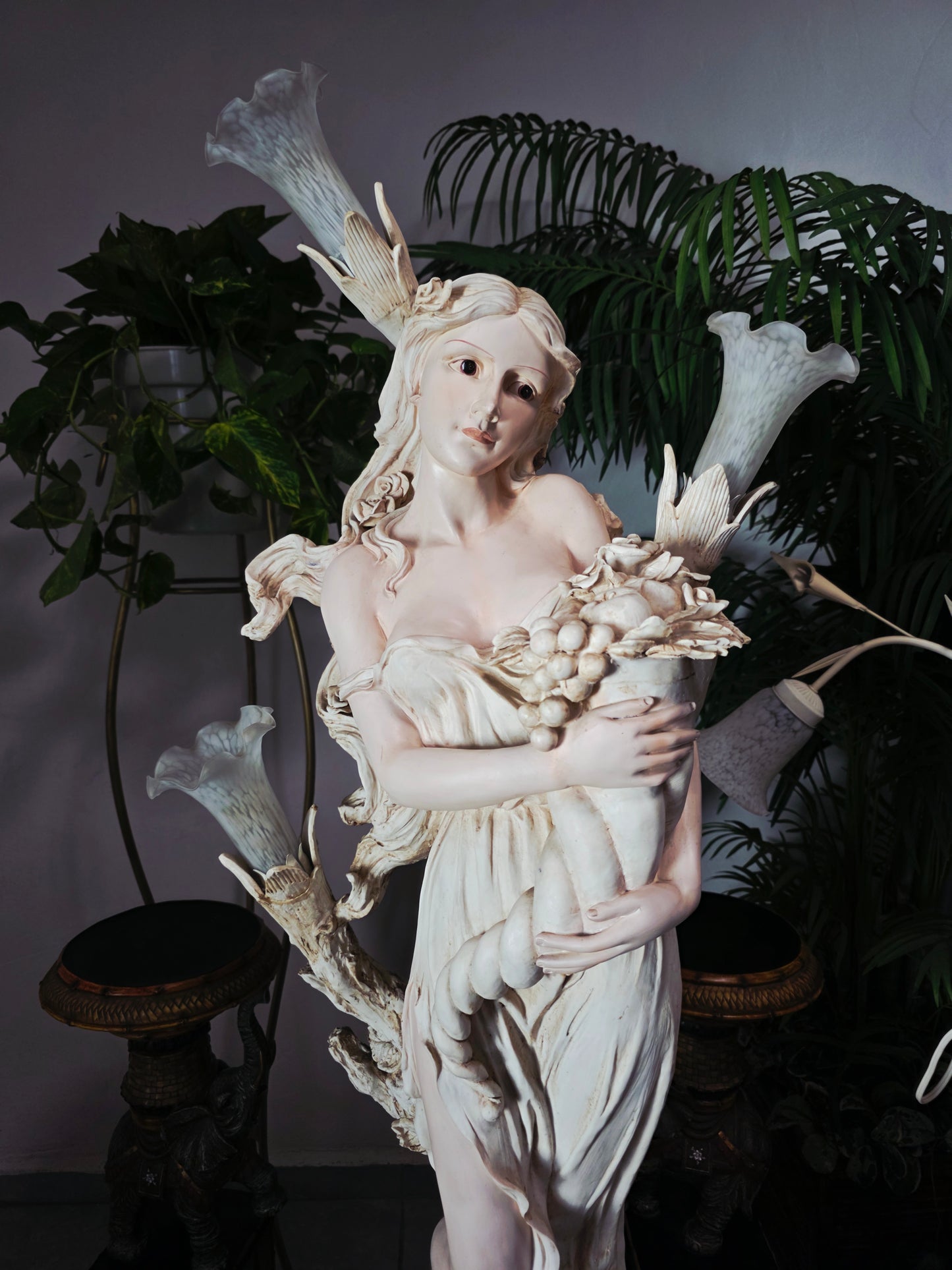 Lampara con Escultura de Mujer y Pedestal – Arte Decorativo Atemporal ✨🌿🪞