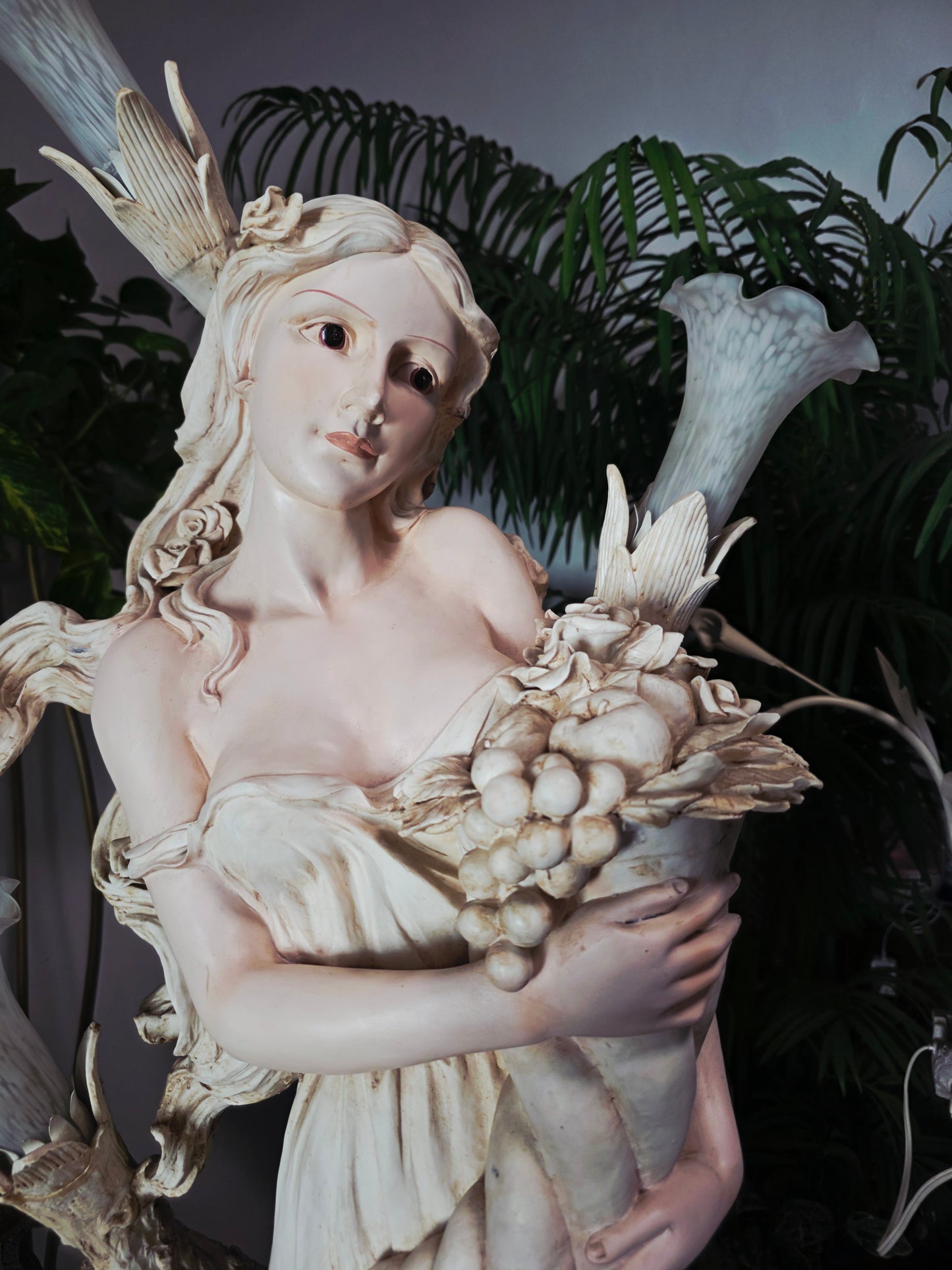 Lampara con Escultura de Mujer y Pedestal – Arte Decorativo Atemporal ✨🌿🪞