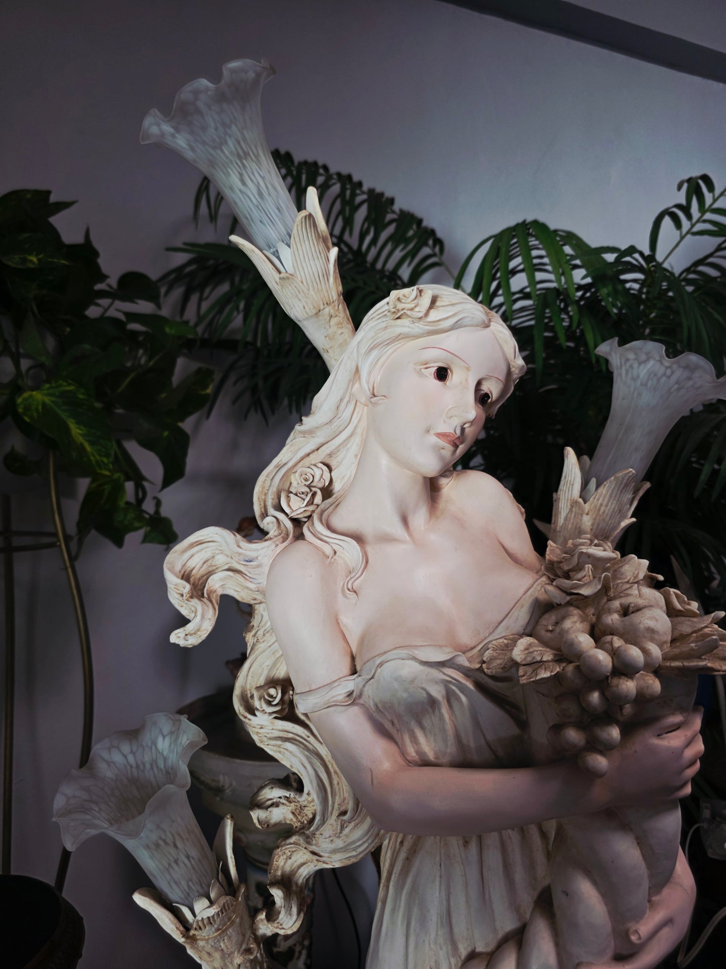 Lampara con Escultura de Mujer y Pedestal – Arte Decorativo Atemporal ✨🌿🪞