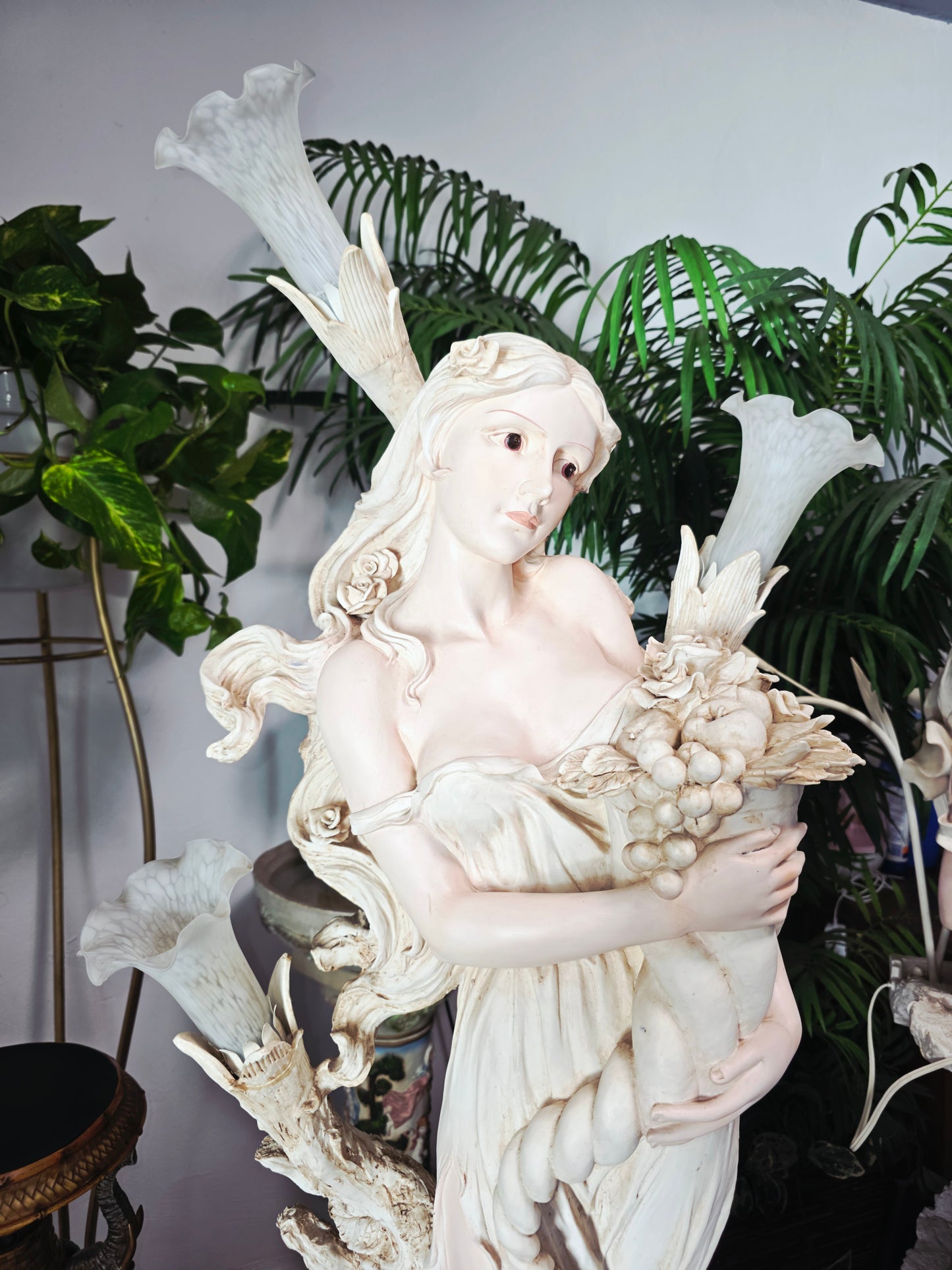 Lampara con Escultura de Mujer y Pedestal – Arte Decorativo Atemporal ✨🌿🪞