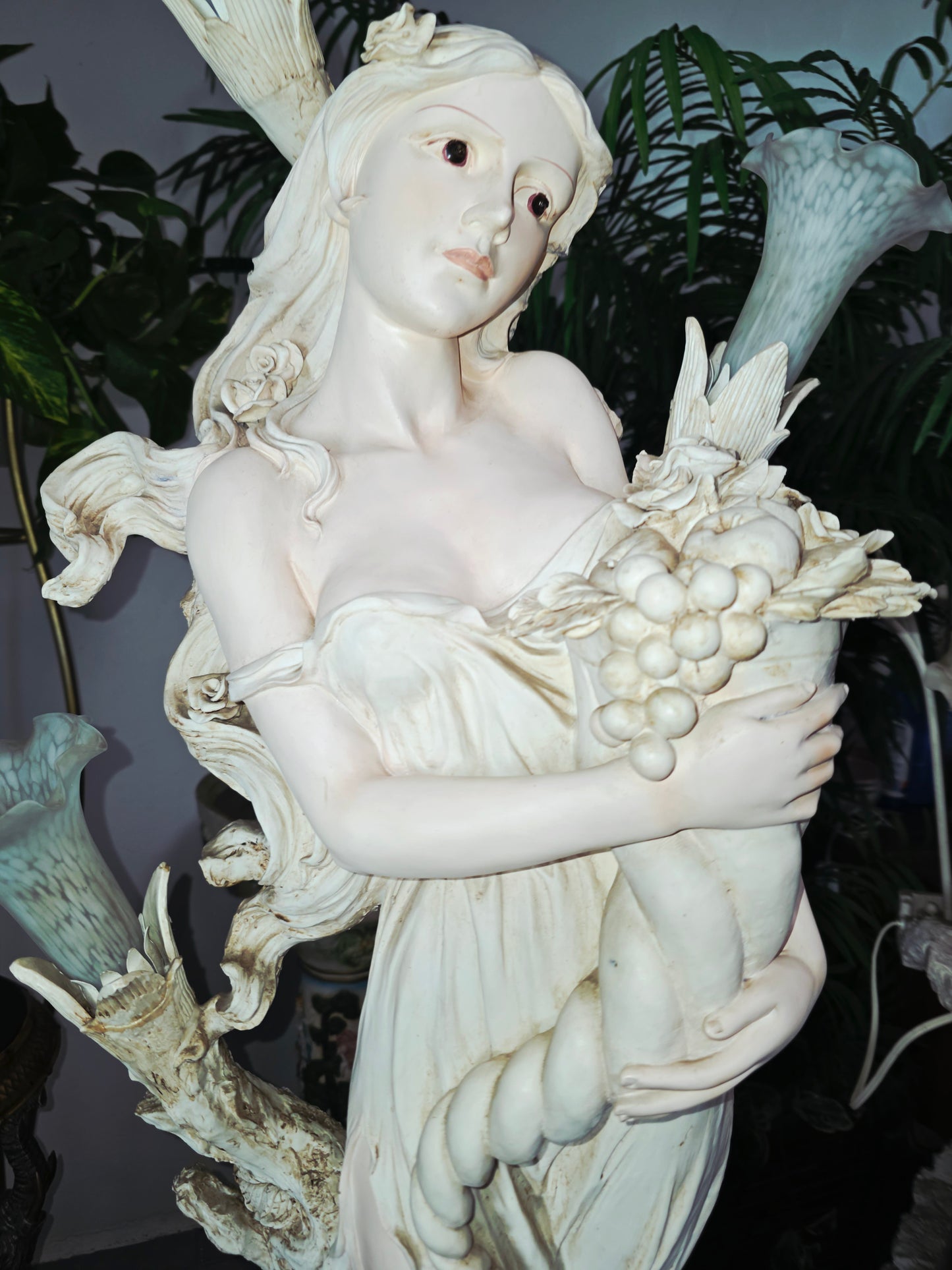 Lampara con Escultura de Mujer y Pedestal – Arte Decorativo Atemporal ✨🌿🪞