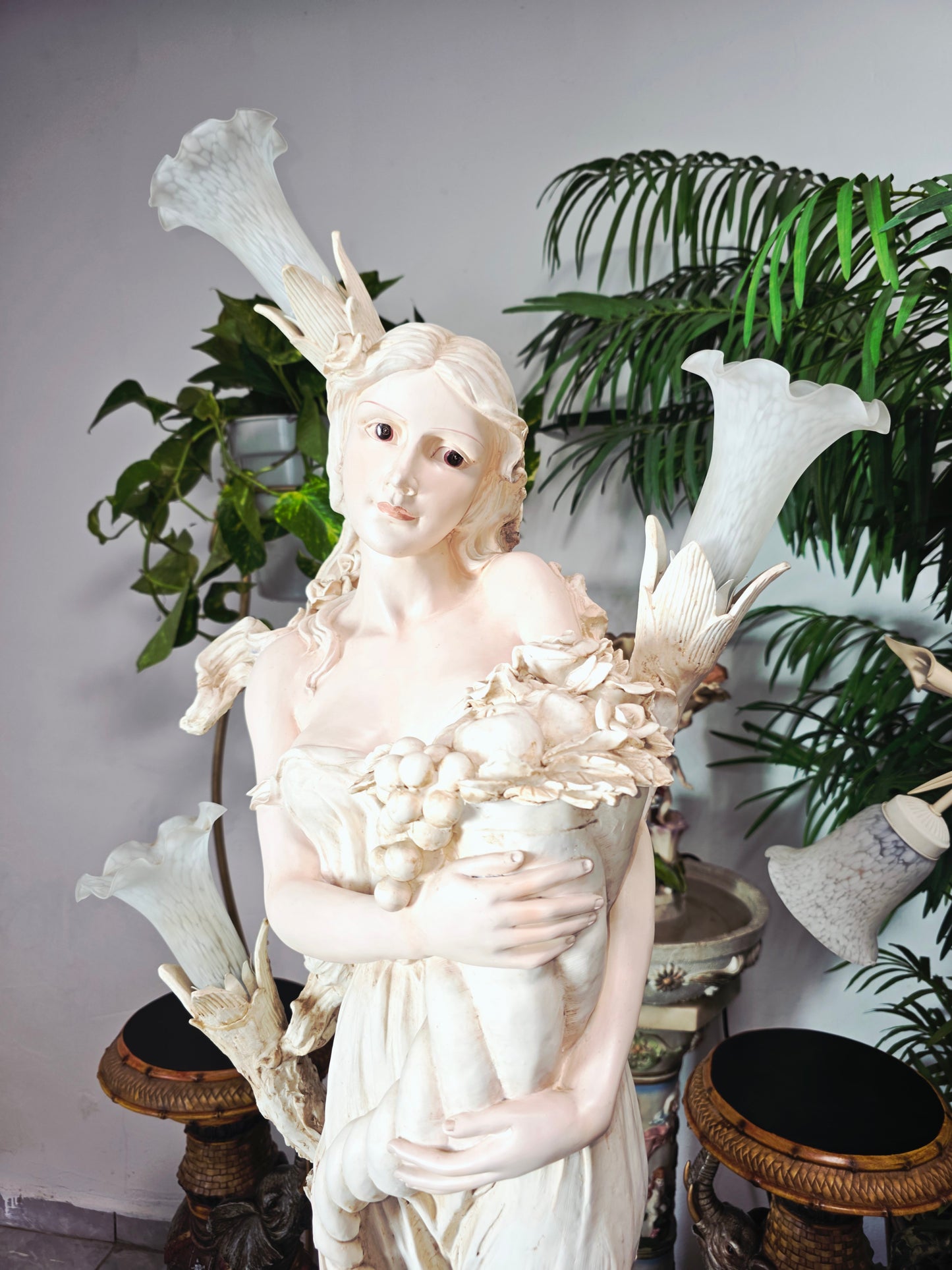Lampara con Escultura de Mujer y Pedestal – Arte Decorativo Atemporal ✨🌿🪞