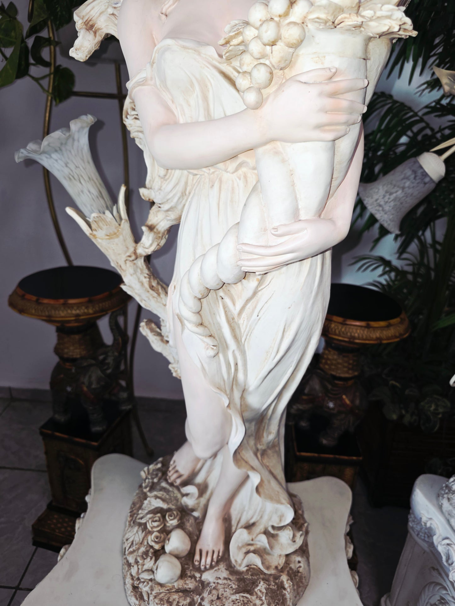Lampara con Escultura de Mujer y Pedestal – Arte Decorativo Atemporal ✨🌿🪞
