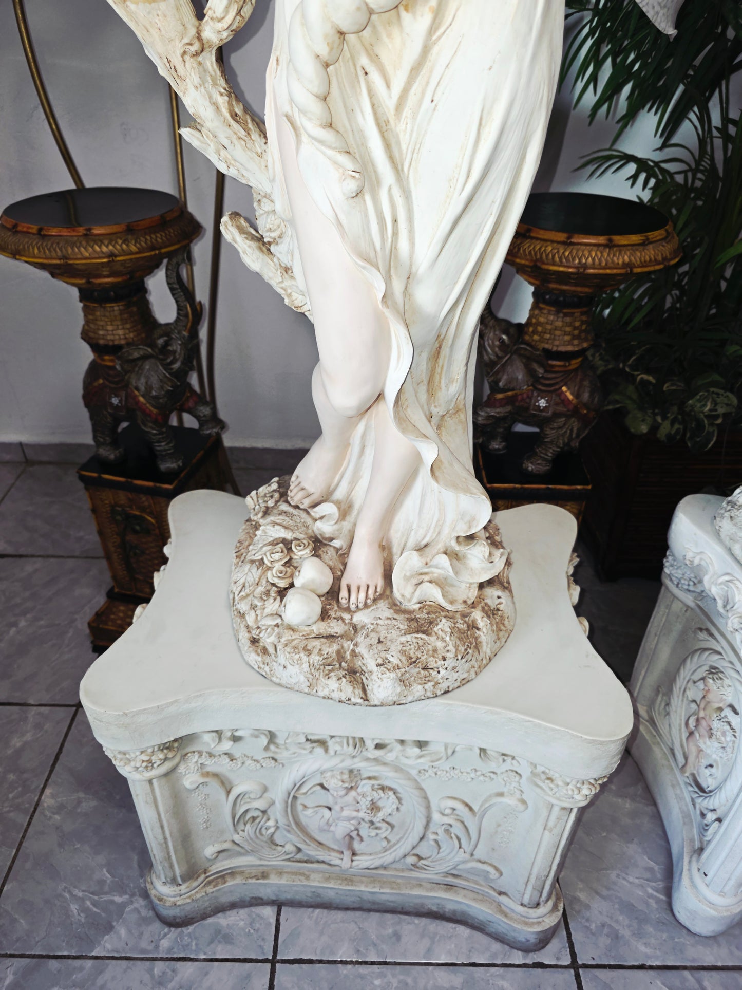 Lampara con Escultura de Mujer y Pedestal – Arte Decorativo Atemporal ✨🌿🪞