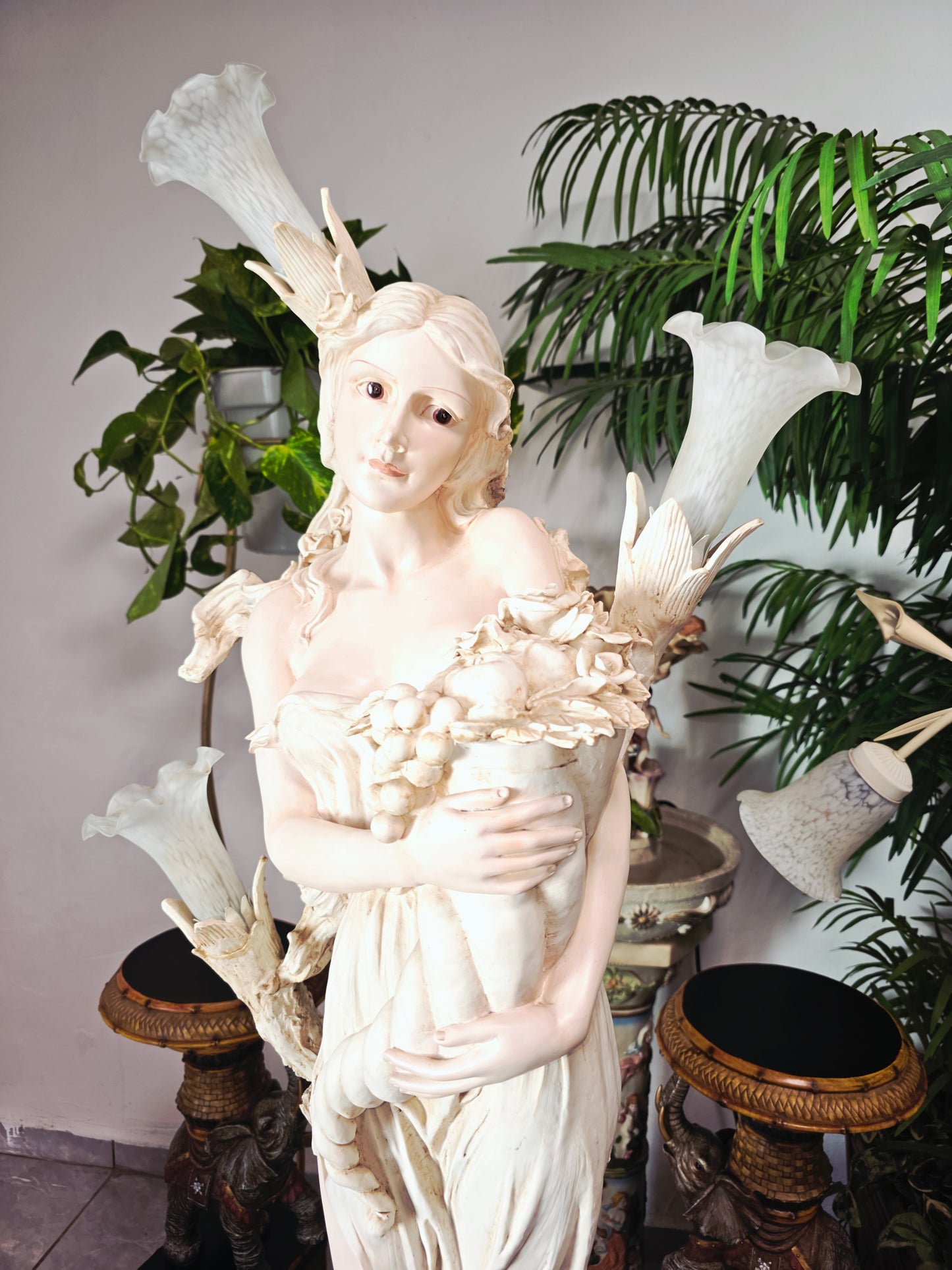 Lampara con Escultura de Mujer y Pedestal – Arte Decorativo Atemporal ✨🌿🪞