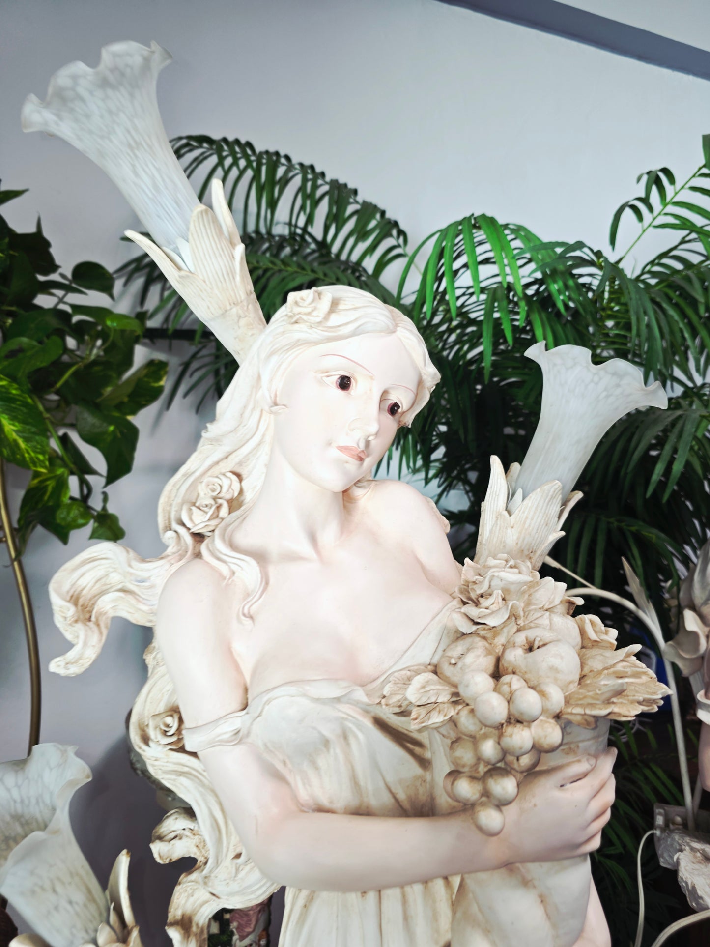 Lampara con Escultura de Mujer y Pedestal – Arte Decorativo Atemporal ✨🌿🪞