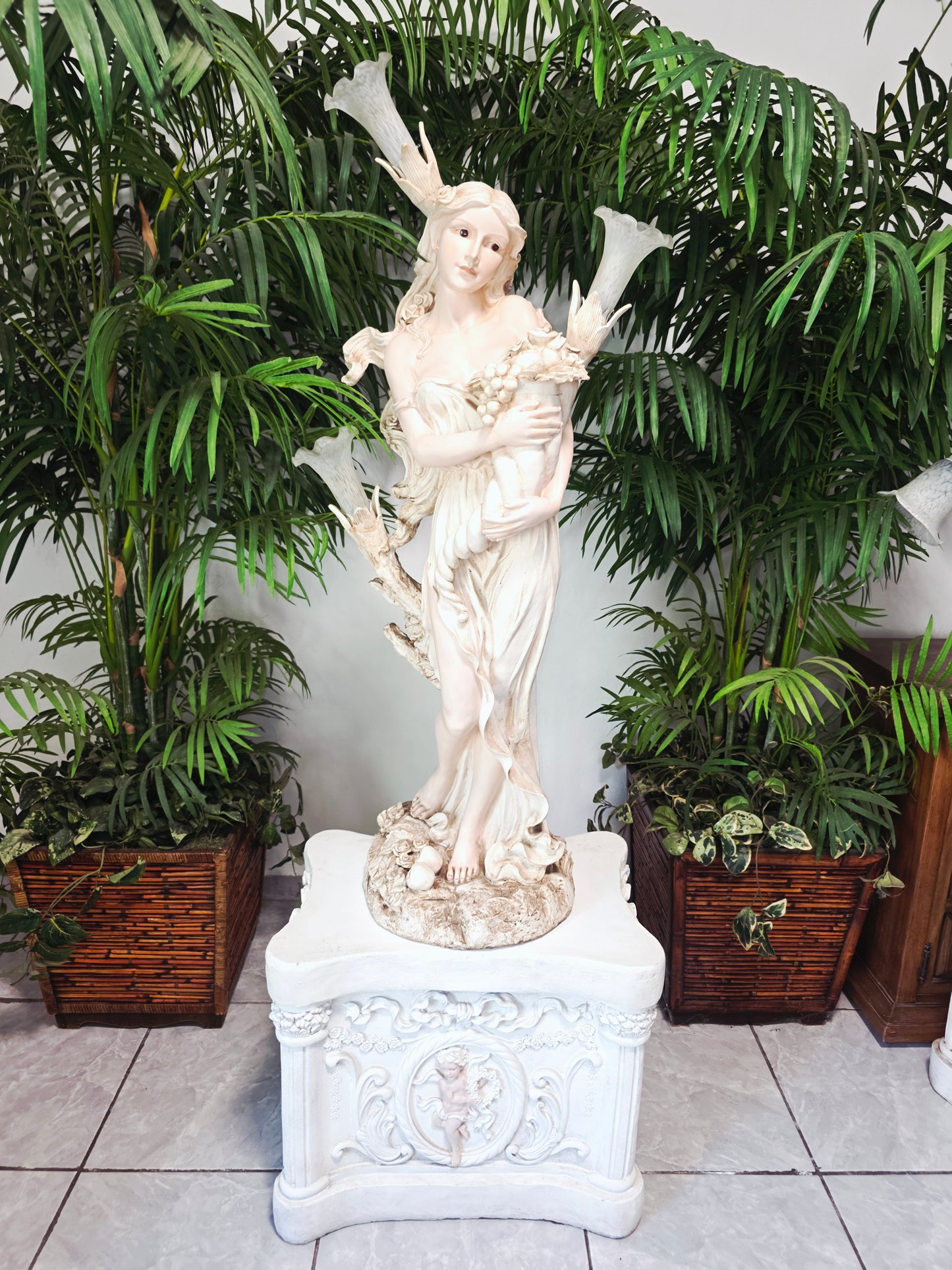 Lampara con Escultura de Mujer y Pedestal – Arte Decorativo Atemporal ✨🌿🪞
