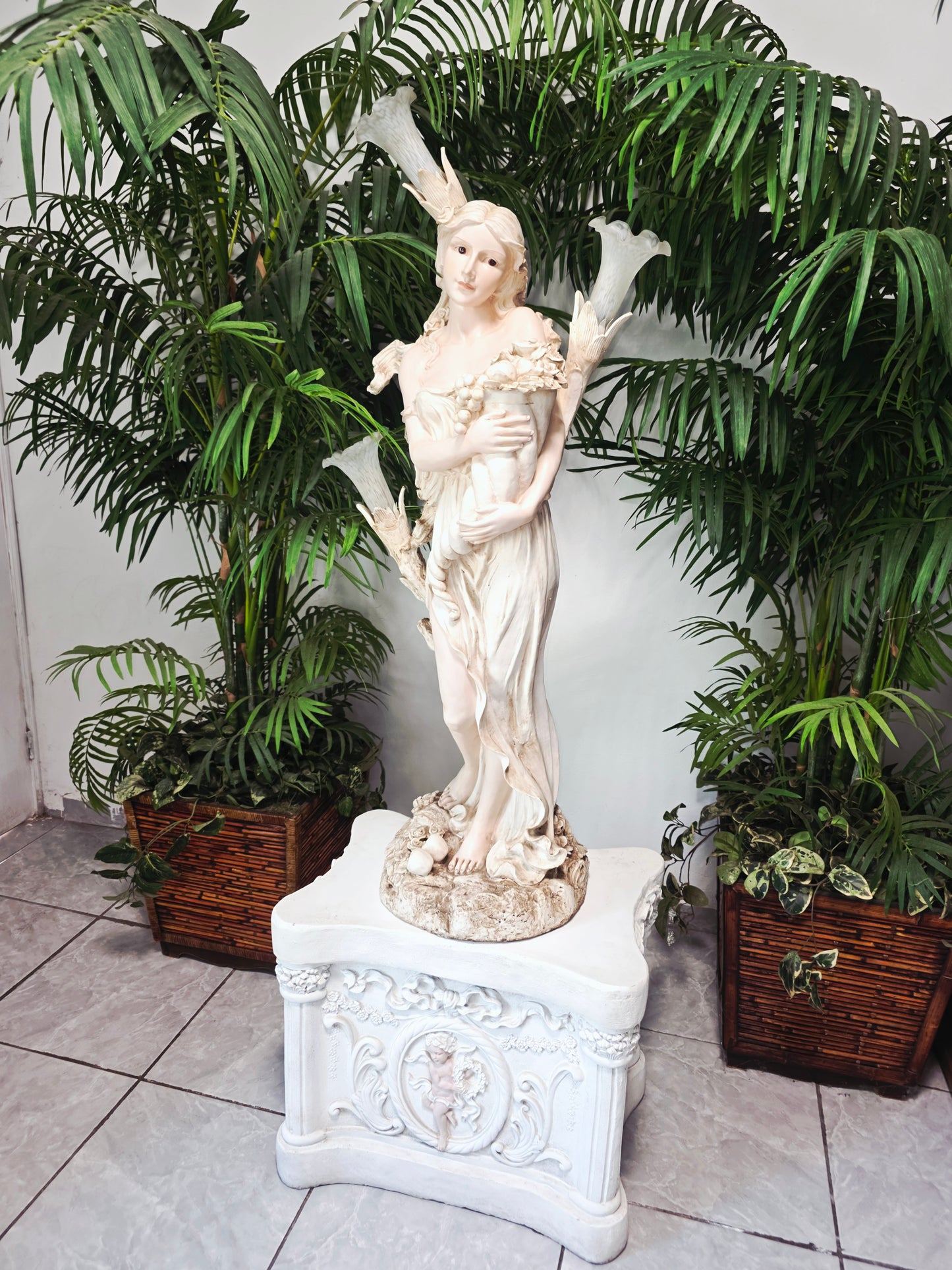 Lampara con Escultura de Mujer y Pedestal – Arte Decorativo Atemporal ✨🌿🪞