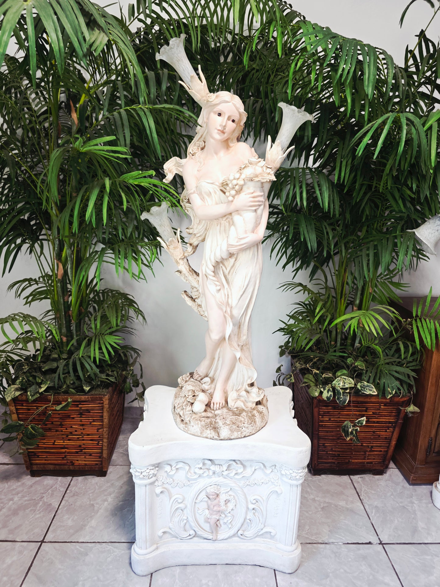 Lampara con Escultura de Mujer y Pedestal – Arte Decorativo Atemporal ✨🌿🪞