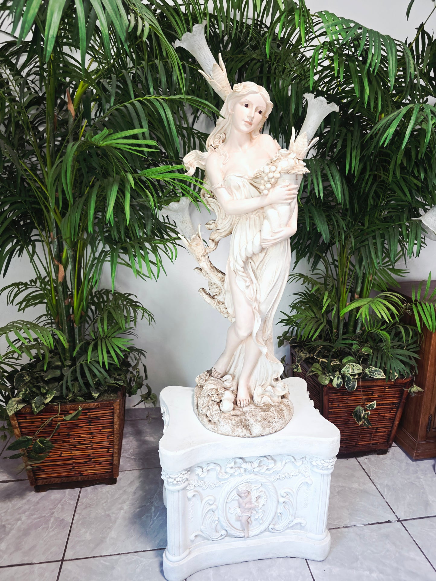Lampara con Escultura de Mujer y Pedestal – Arte Decorativo Atemporal ✨🌿🪞