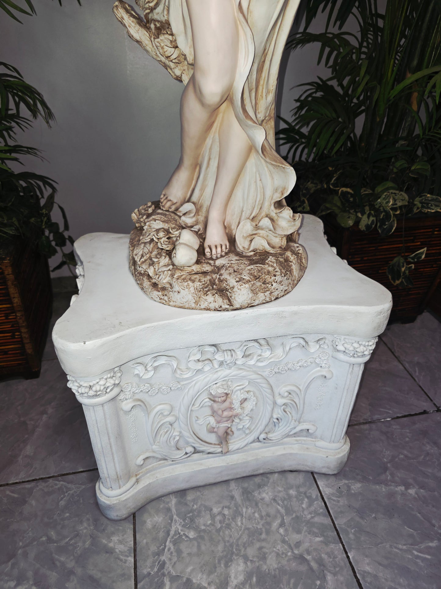 Lampara con Escultura de Mujer y Pedestal – Arte Decorativo Atemporal ✨🌿🪞