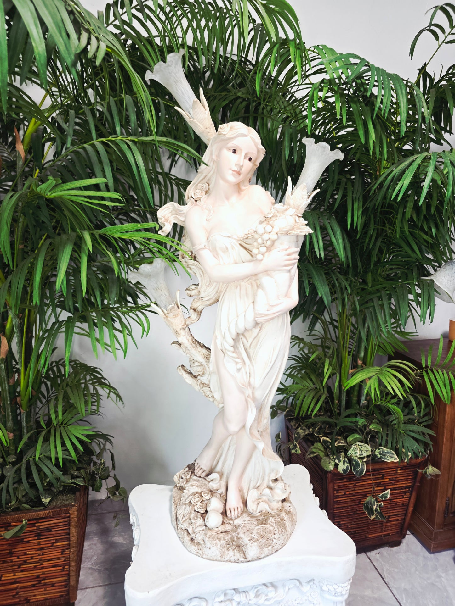 Lampara con Escultura de Mujer y Pedestal – Arte Decorativo Atemporal ✨🌿🪞