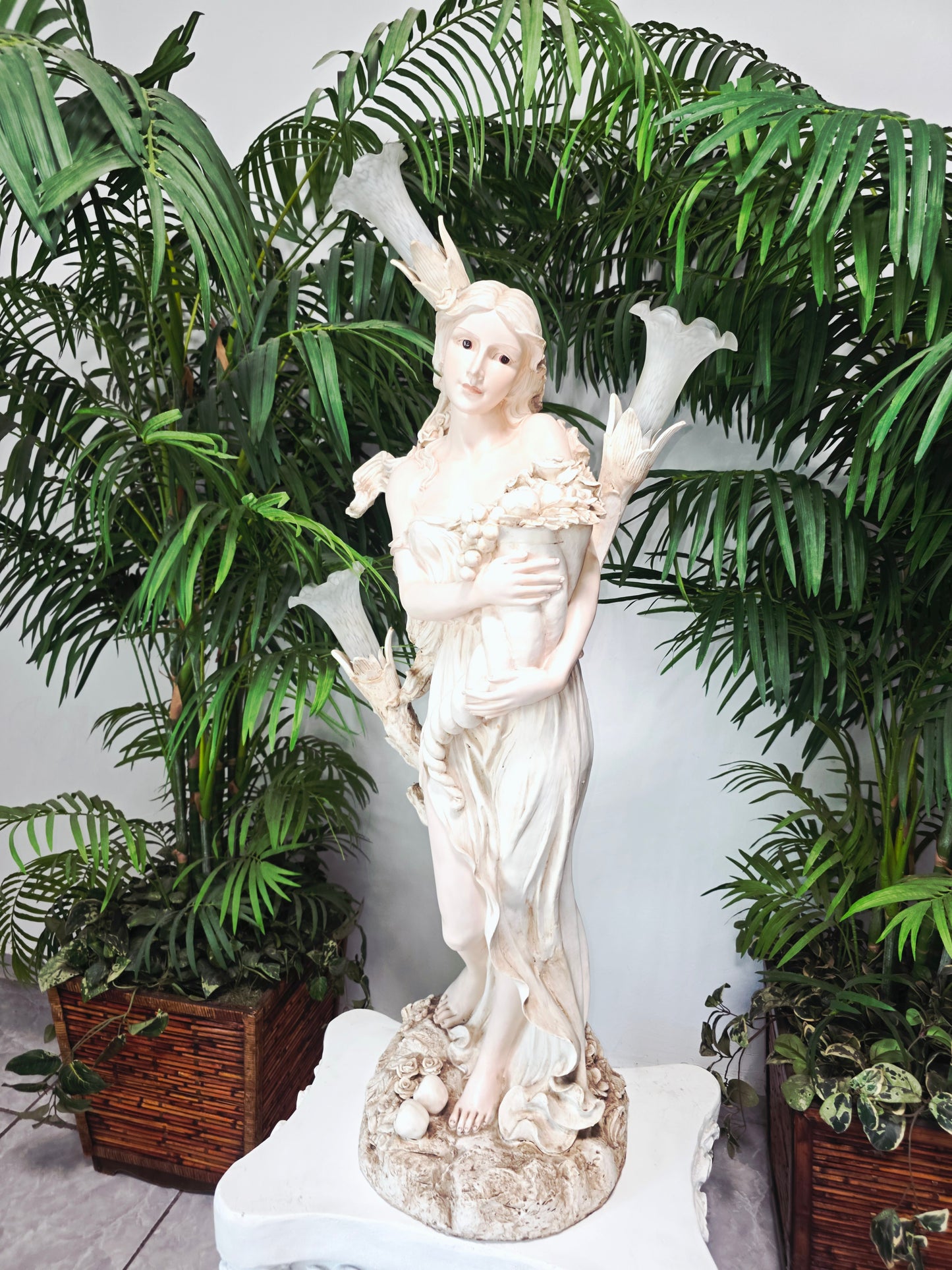 Lampara con Escultura de Mujer y Pedestal – Arte Decorativo Atemporal ✨🌿🪞