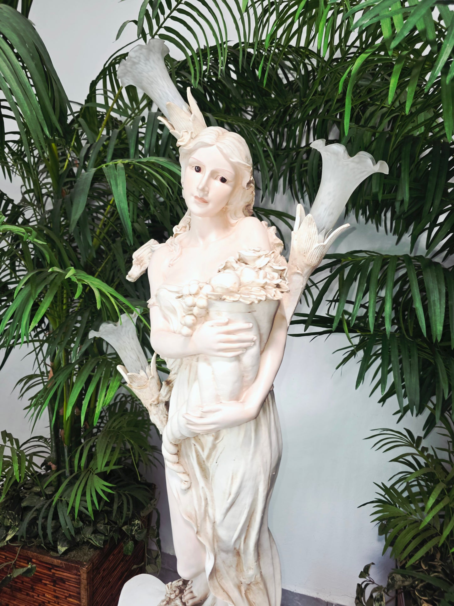 Lampara con Escultura de Mujer y Pedestal – Arte Decorativo Atemporal ✨🌿🪞