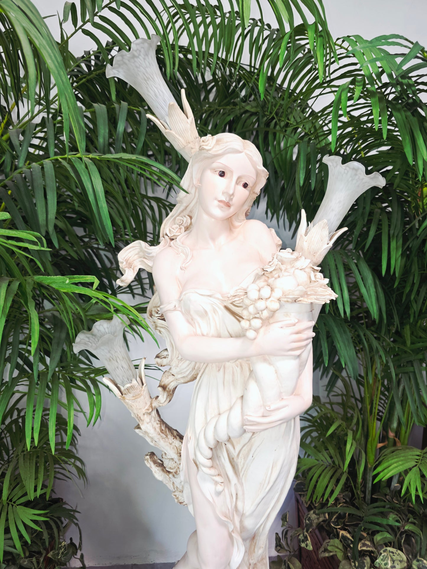 Lampara con Escultura de Mujer y Pedestal – Arte Decorativo Atemporal ✨🌿🪞