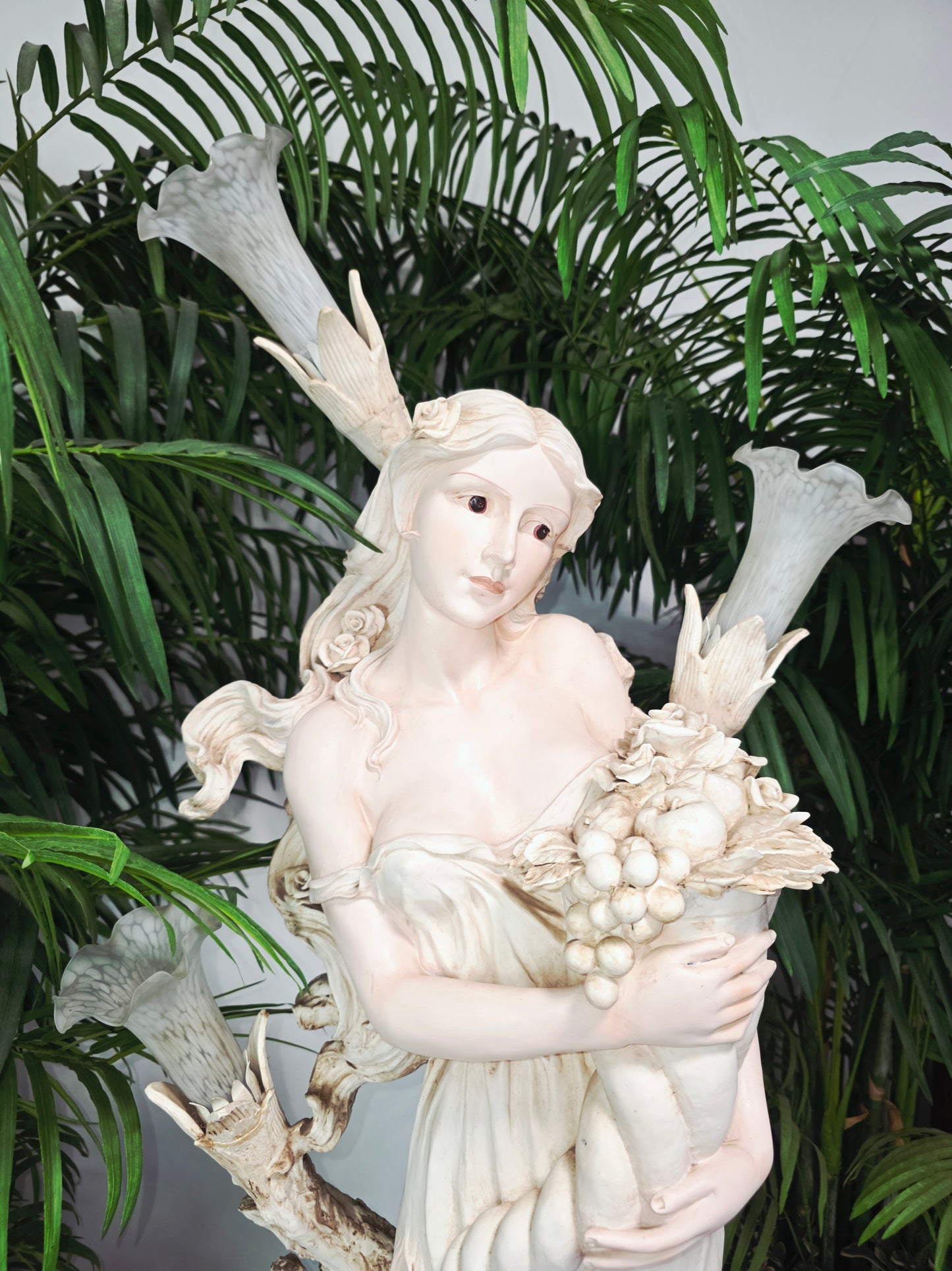 Lampara con Escultura de Mujer y Pedestal – Arte Decorativo Atemporal ✨🌿🪞