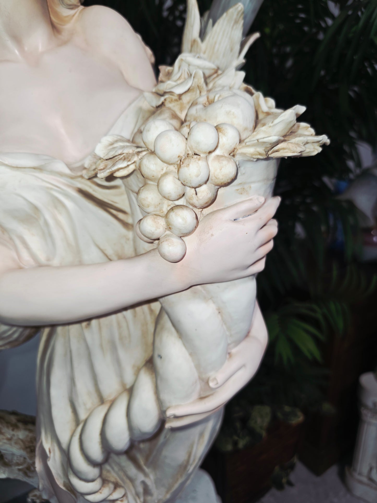 Lampara con Escultura de Mujer y Pedestal – Arte Decorativo Atemporal ✨🌿🪞