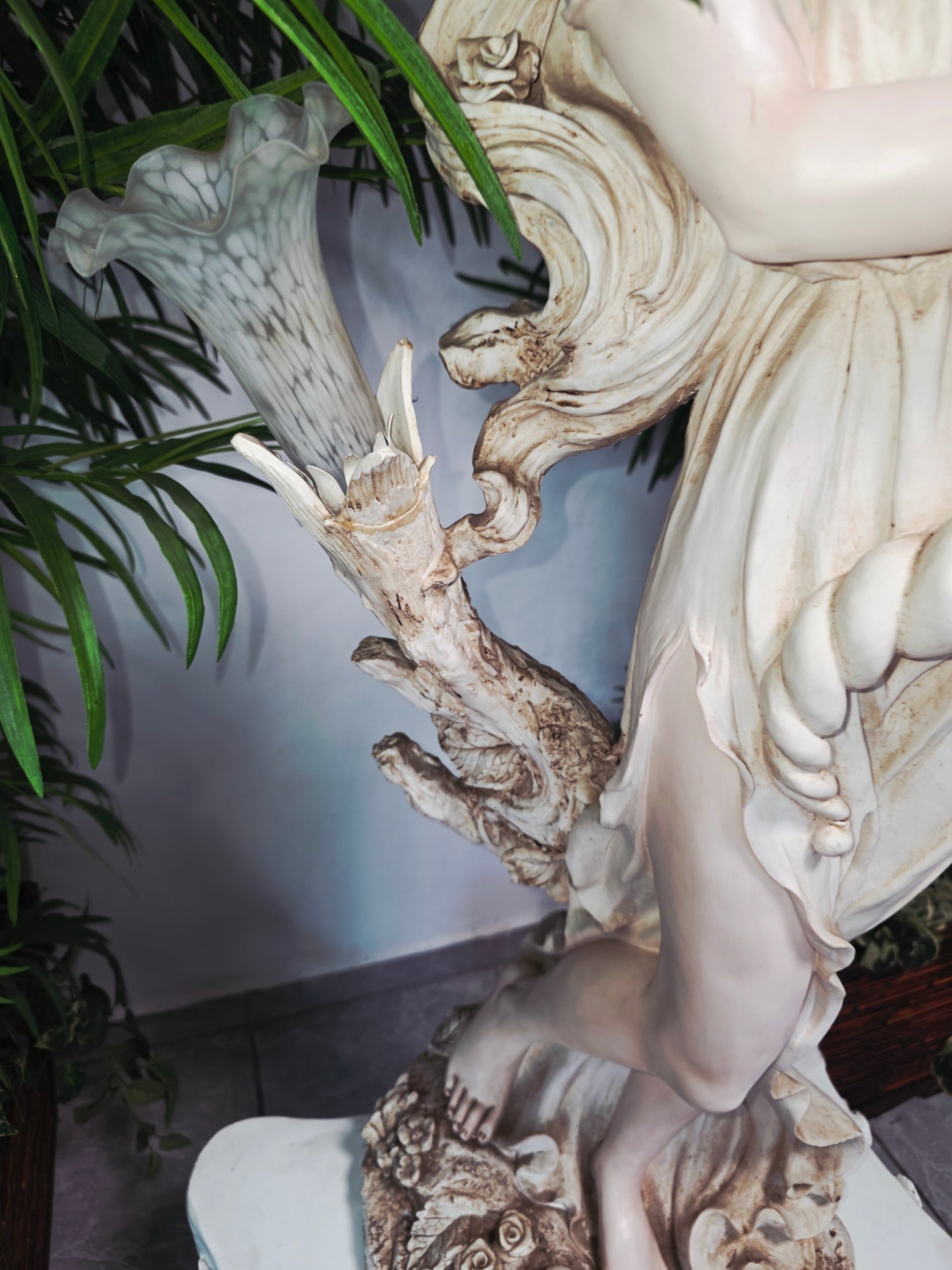 Lampara con Escultura de Mujer y Pedestal – Arte Decorativo Atemporal ✨🌿🪞