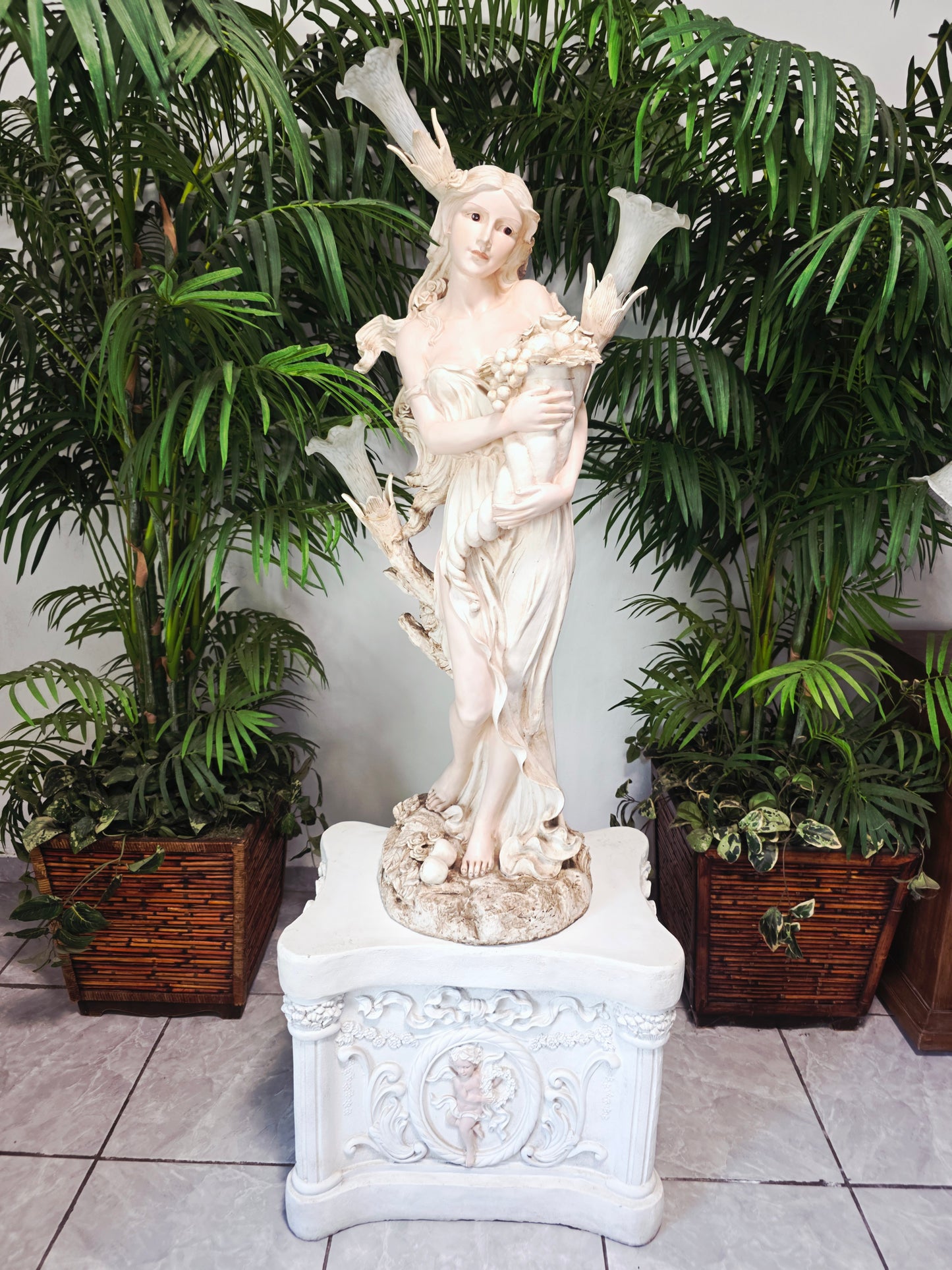 Lampara con Escultura de Mujer y Pedestal – Arte Decorativo Atemporal ✨🌿🪞