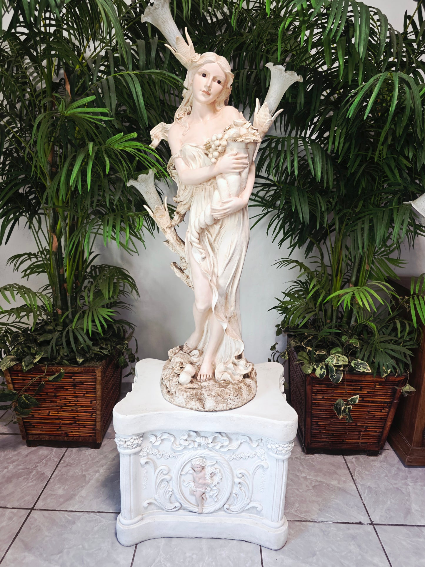 Lampara con Escultura de Mujer y Pedestal – Arte Decorativo Atemporal ✨🌿🪞