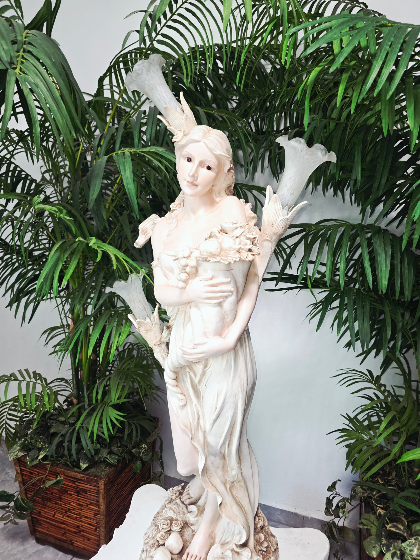 Lampara con Escultura de Mujer y Pedestal – Arte Decorativo Atemporal ✨🌿🪞