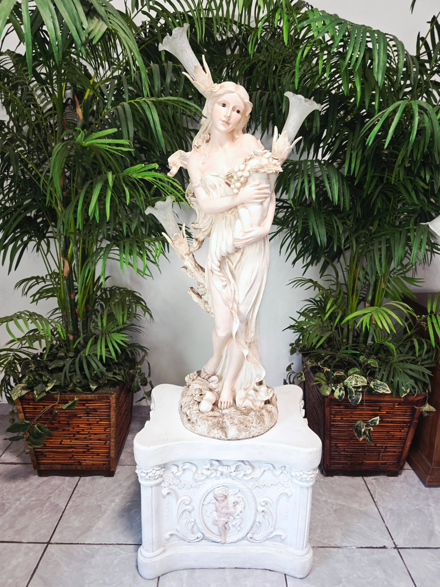 Lampara con Escultura de Mujer y Pedestal – Arte Decorativo Atemporal ✨🌿🪞