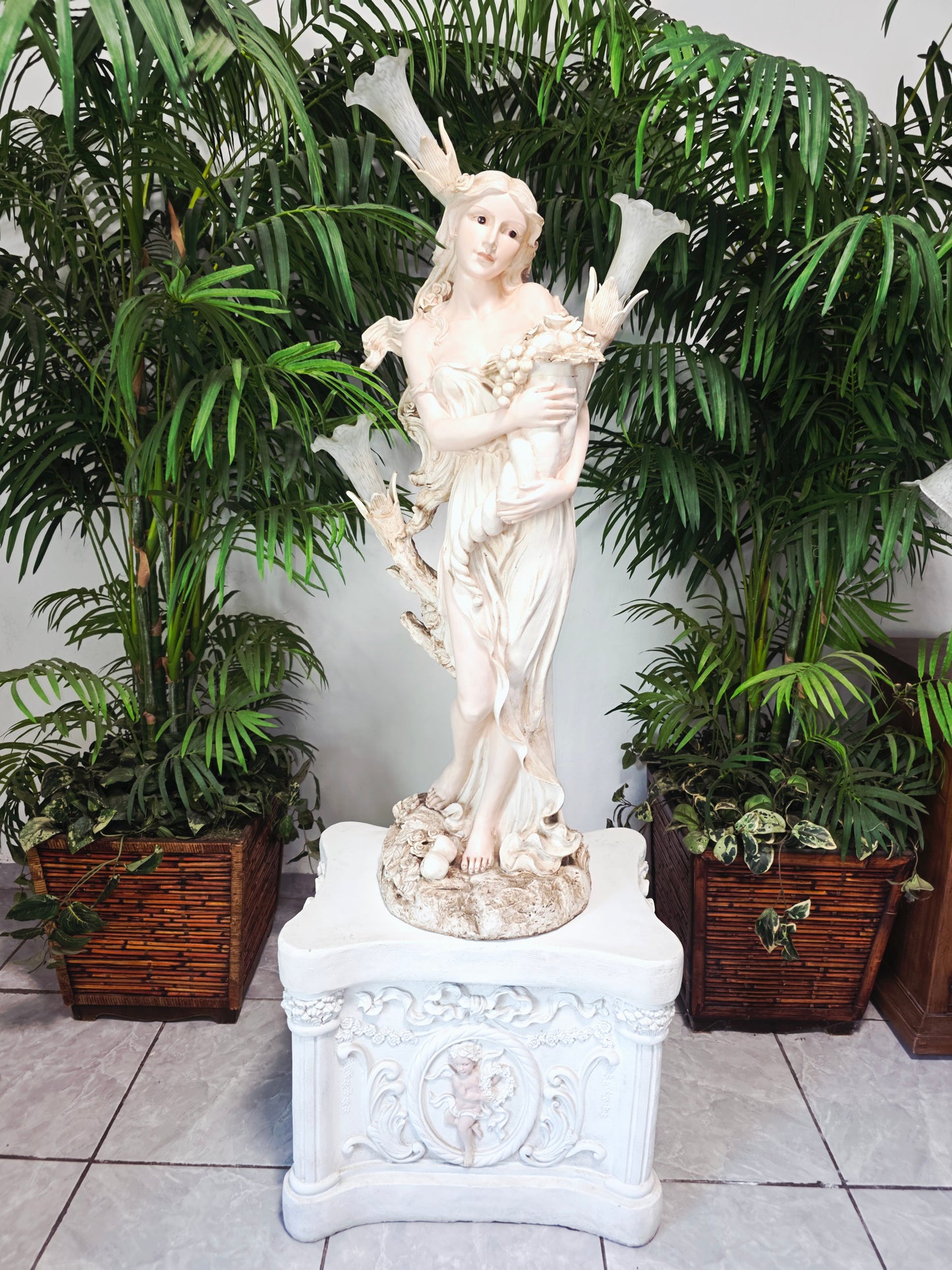 Lampara con Escultura de Mujer y Pedestal – Arte Decorativo Atemporal ✨🌿🪞