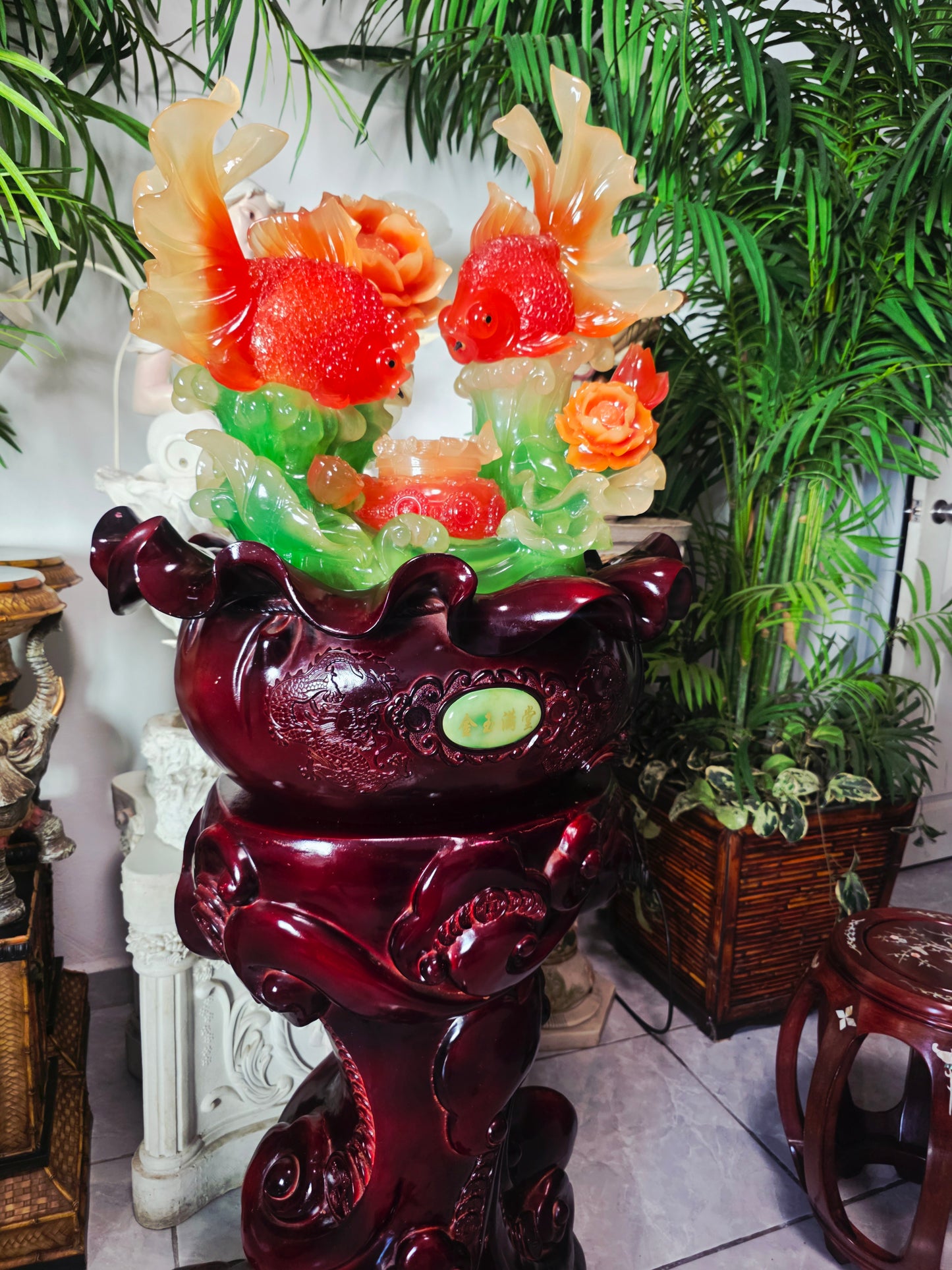 Fuente Oriental de la Abundancia – Escultura Monumental con Adorno de Peces 🐟🌸