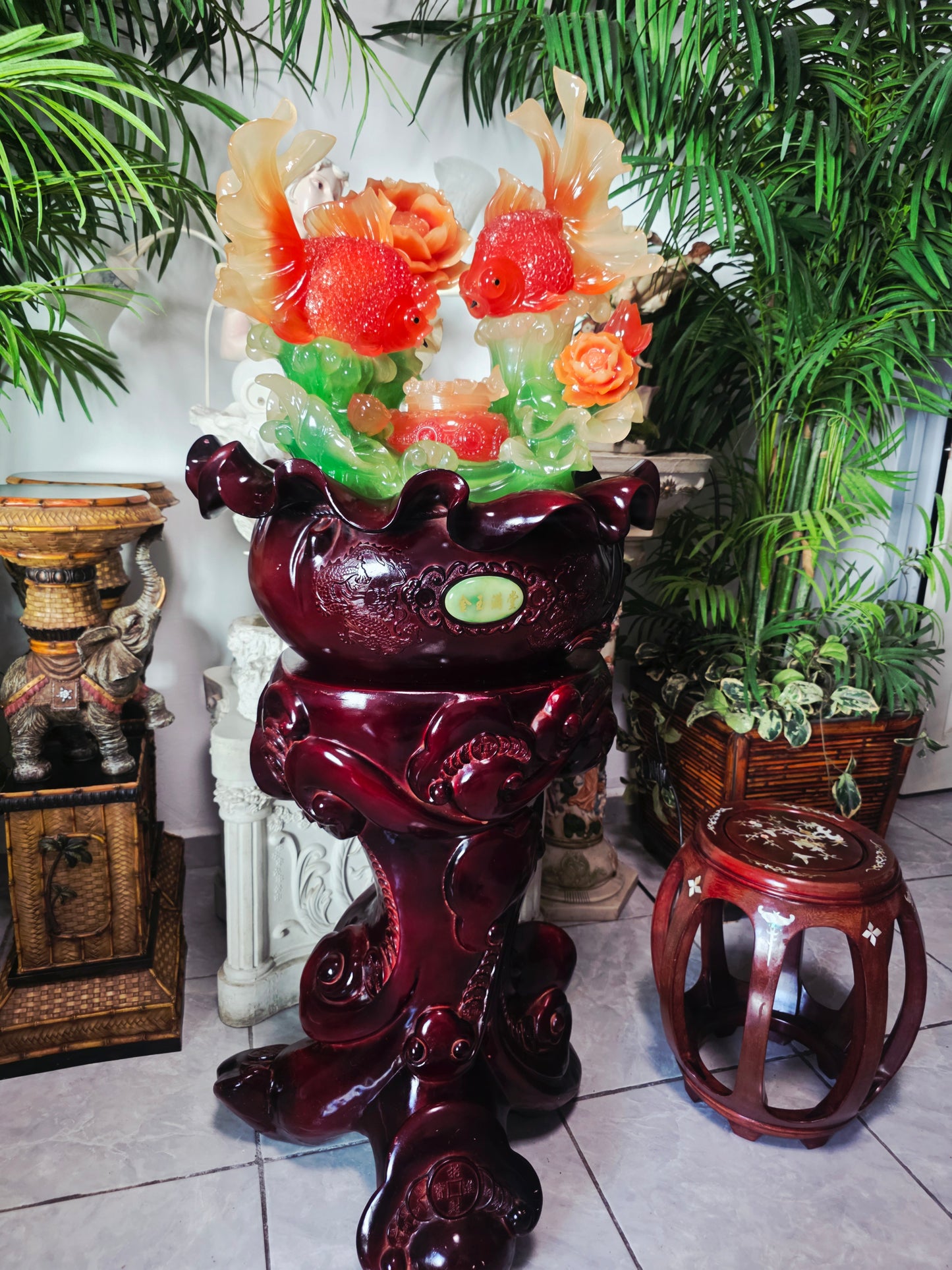 Fuente Oriental de la Abundancia – Escultura Monumental con Adorno de Peces 🐟🌸