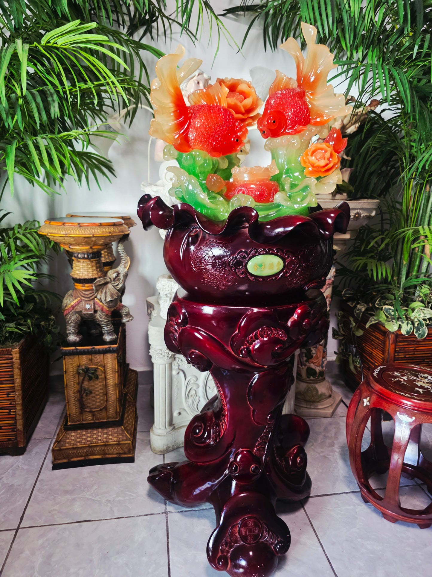 Fuente Oriental de la Abundancia – Escultura Monumental con Adorno de Peces 🐟🌸