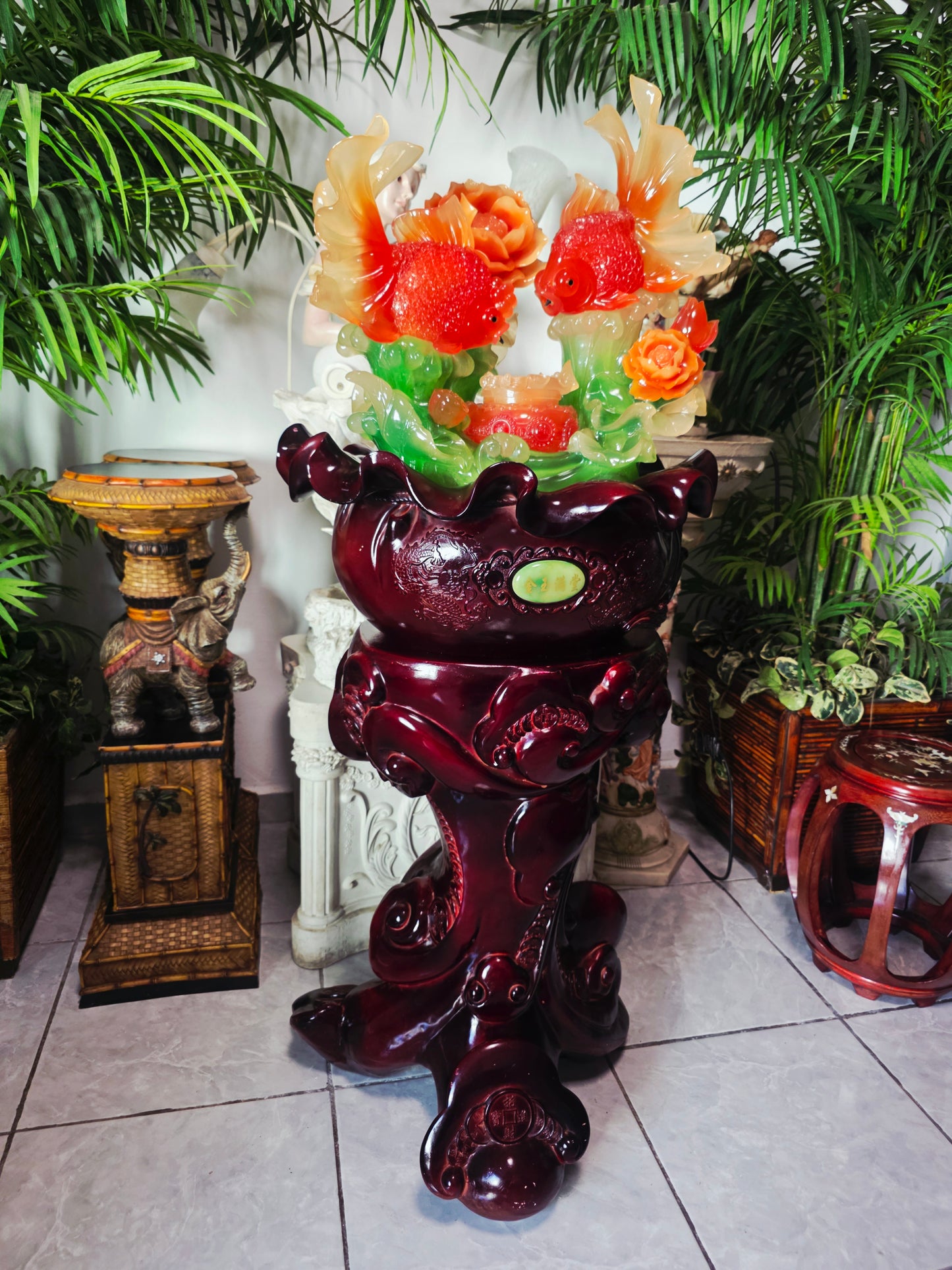 Fuente Oriental de la Abundancia – Escultura Monumental con Adorno de Peces 🐟🌸