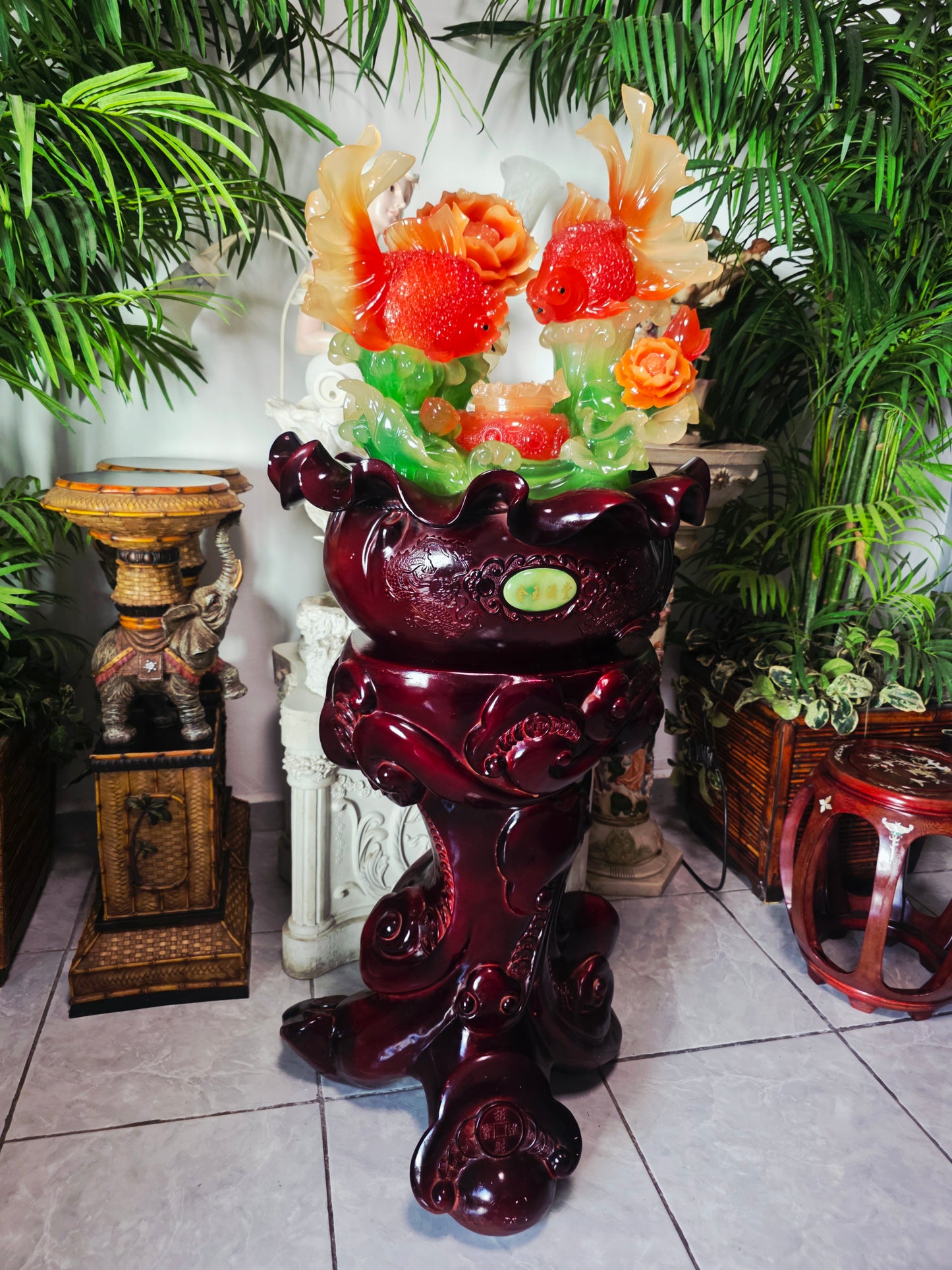 Fuente Oriental de la Abundancia – Escultura Monumental con Adorno de Peces 🐟🌸