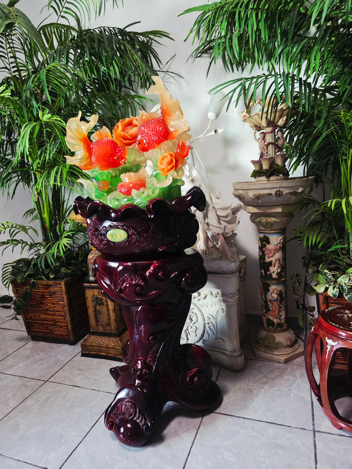 Fuente Oriental de la Abundancia – Escultura Monumental con Adorno de Peces 🐟🌸