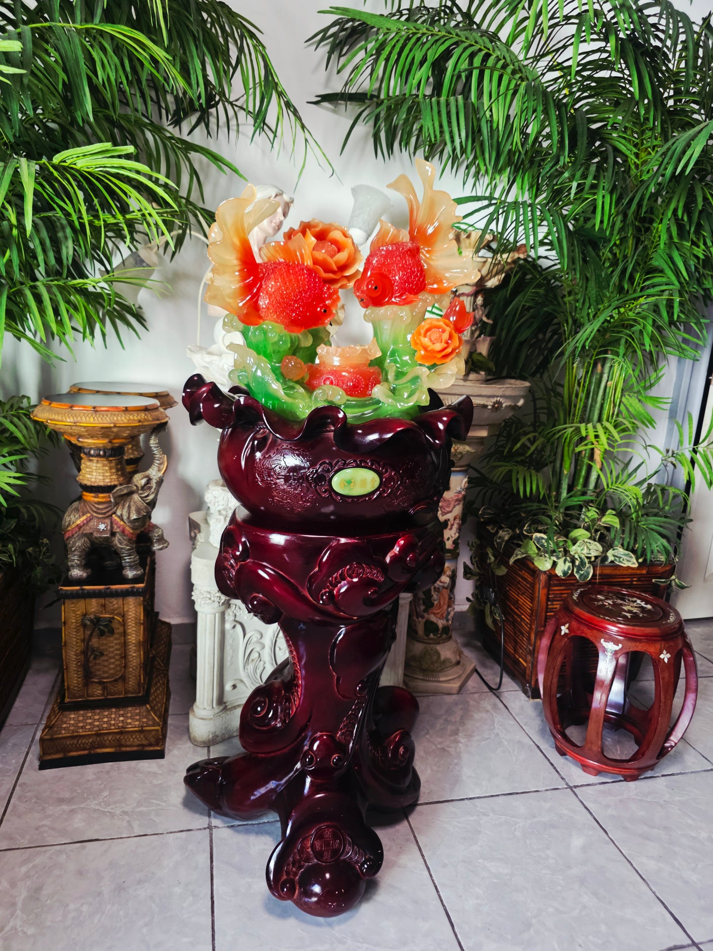 Fuente Oriental de la Abundancia – Escultura Monumental con Adorno de Peces 🐟🌸