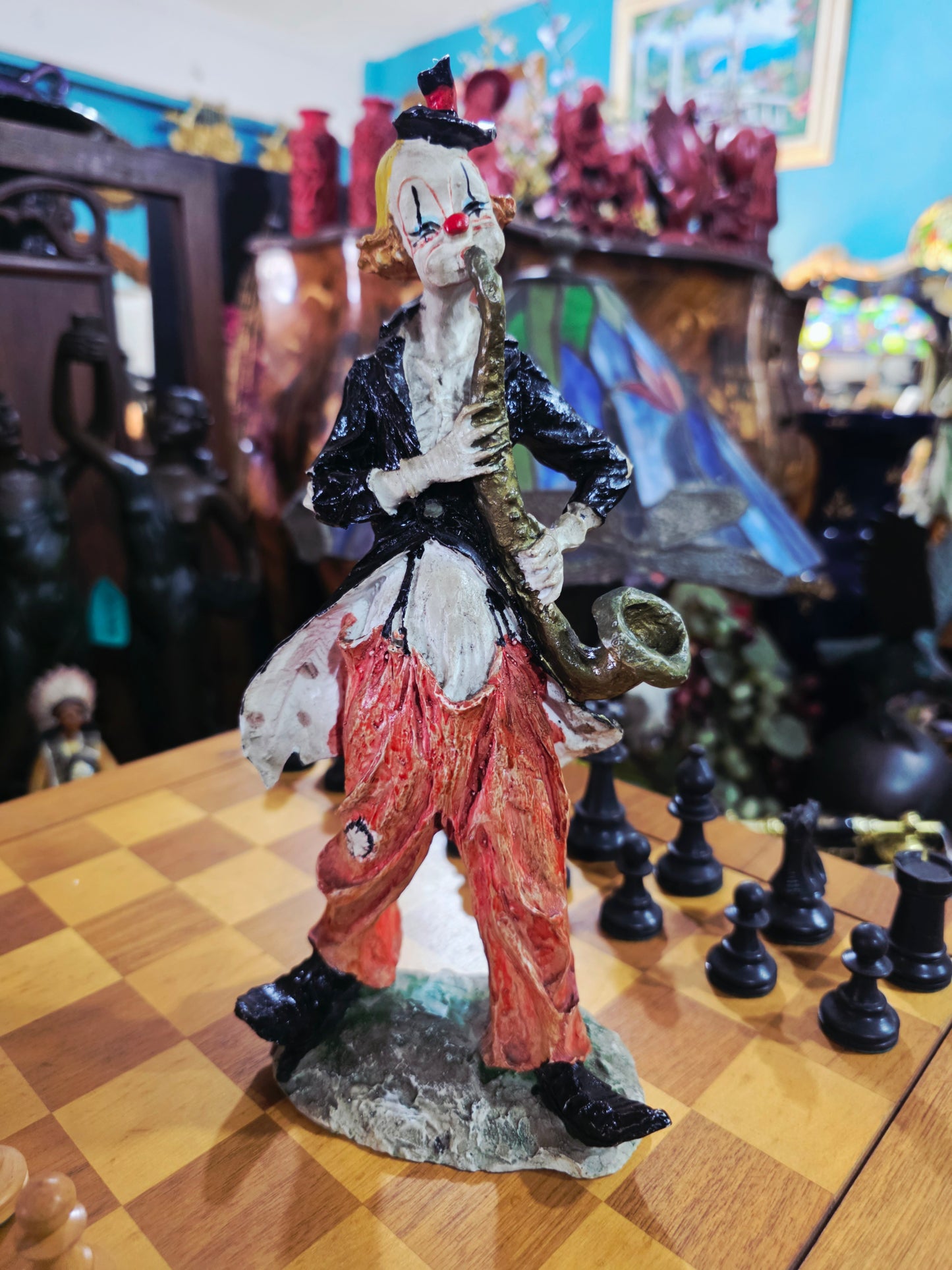 Escultura de Payasito con Saxofón en Cerámica Policromada 🎷🤡