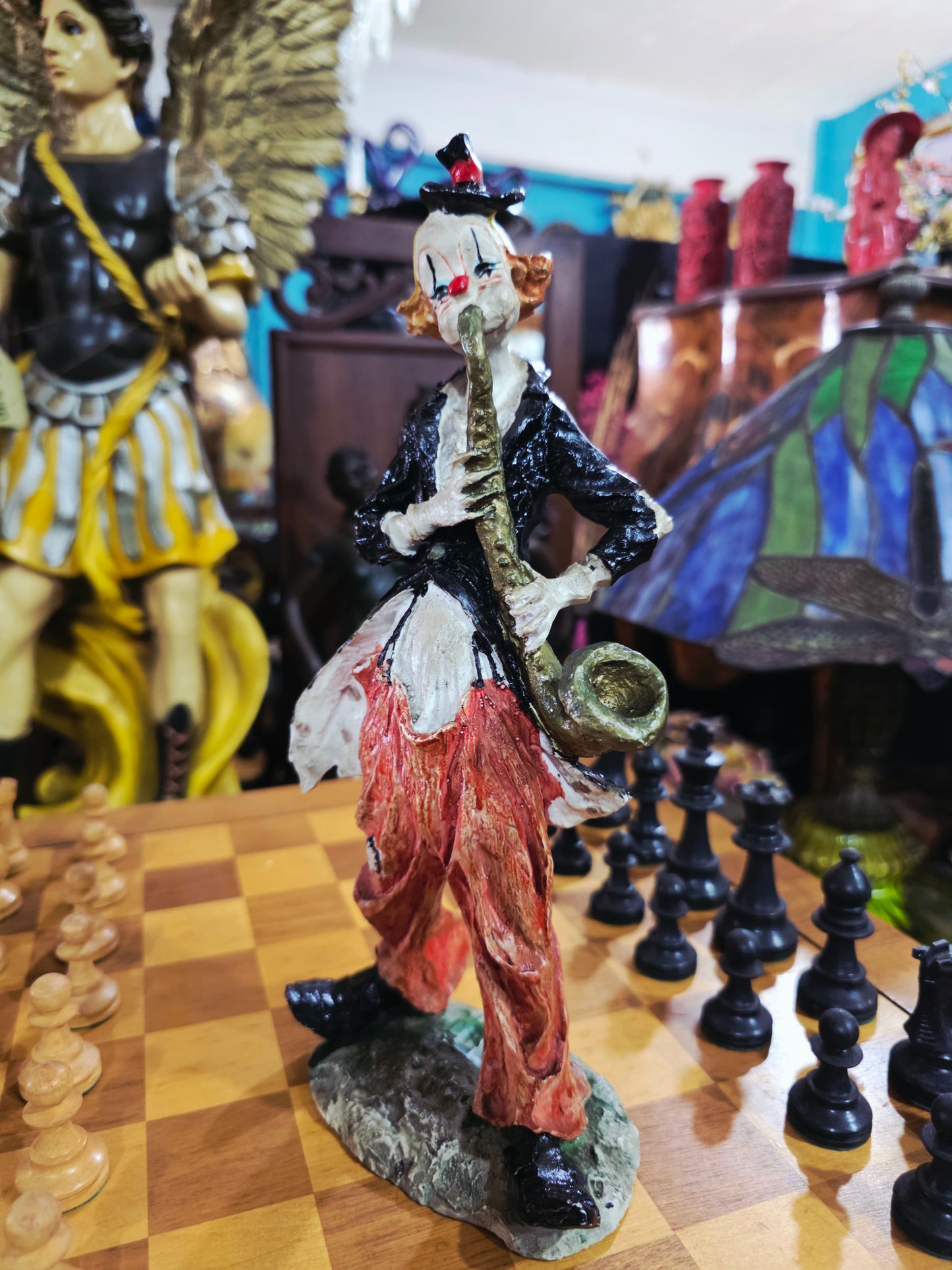 Escultura de Payasito con Saxofón en Cerámica Policromada 🎷🤡