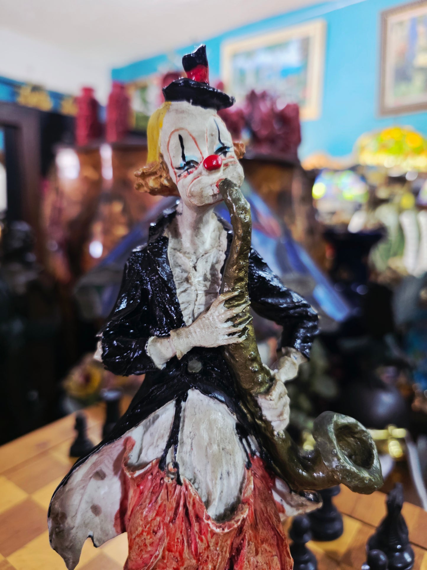 Escultura de Payasito con Saxofón en Cerámica Policromada 🎷🤡