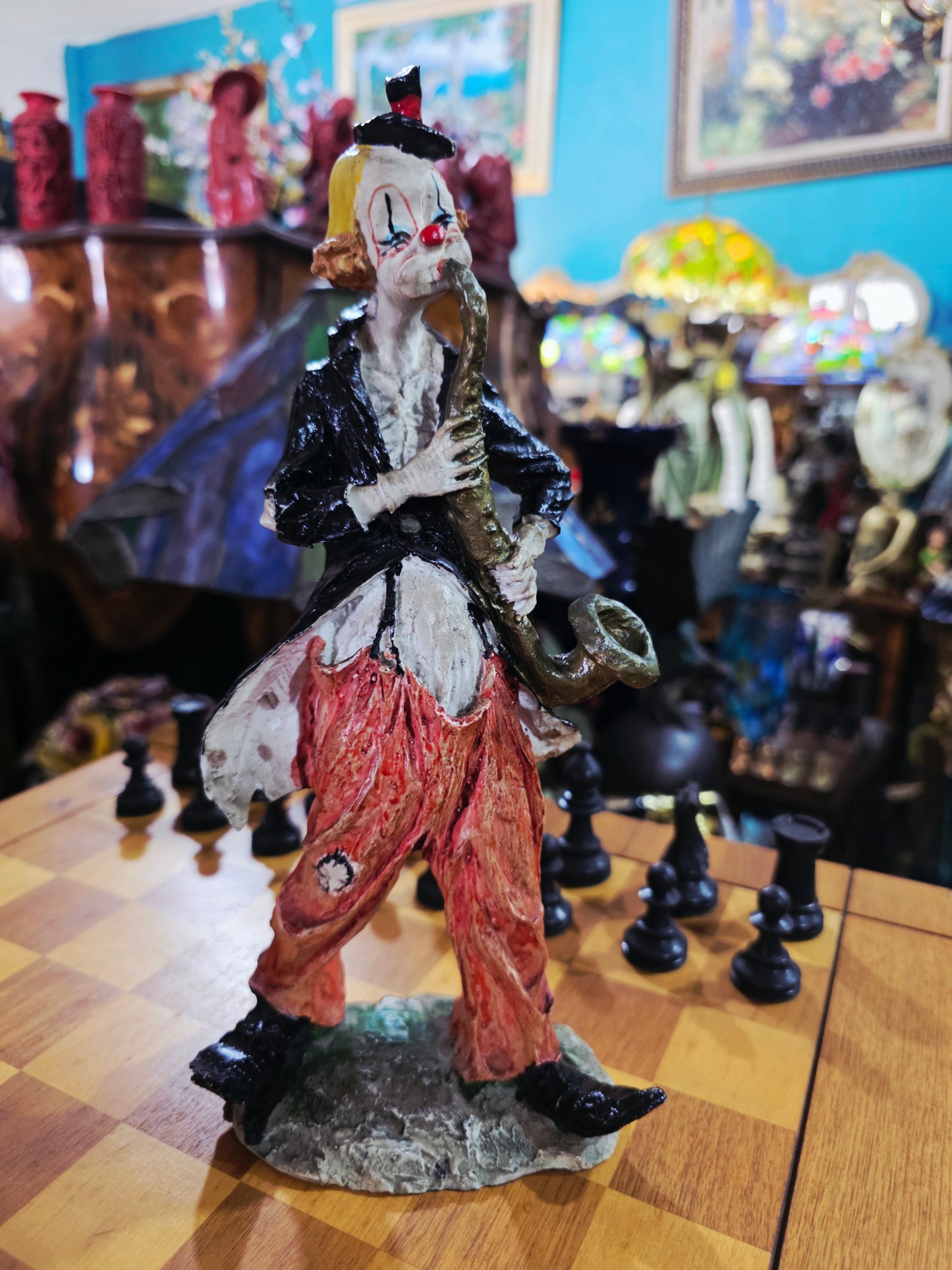 Escultura de Payasito con Saxofón en Cerámica Policromada 🎷🤡