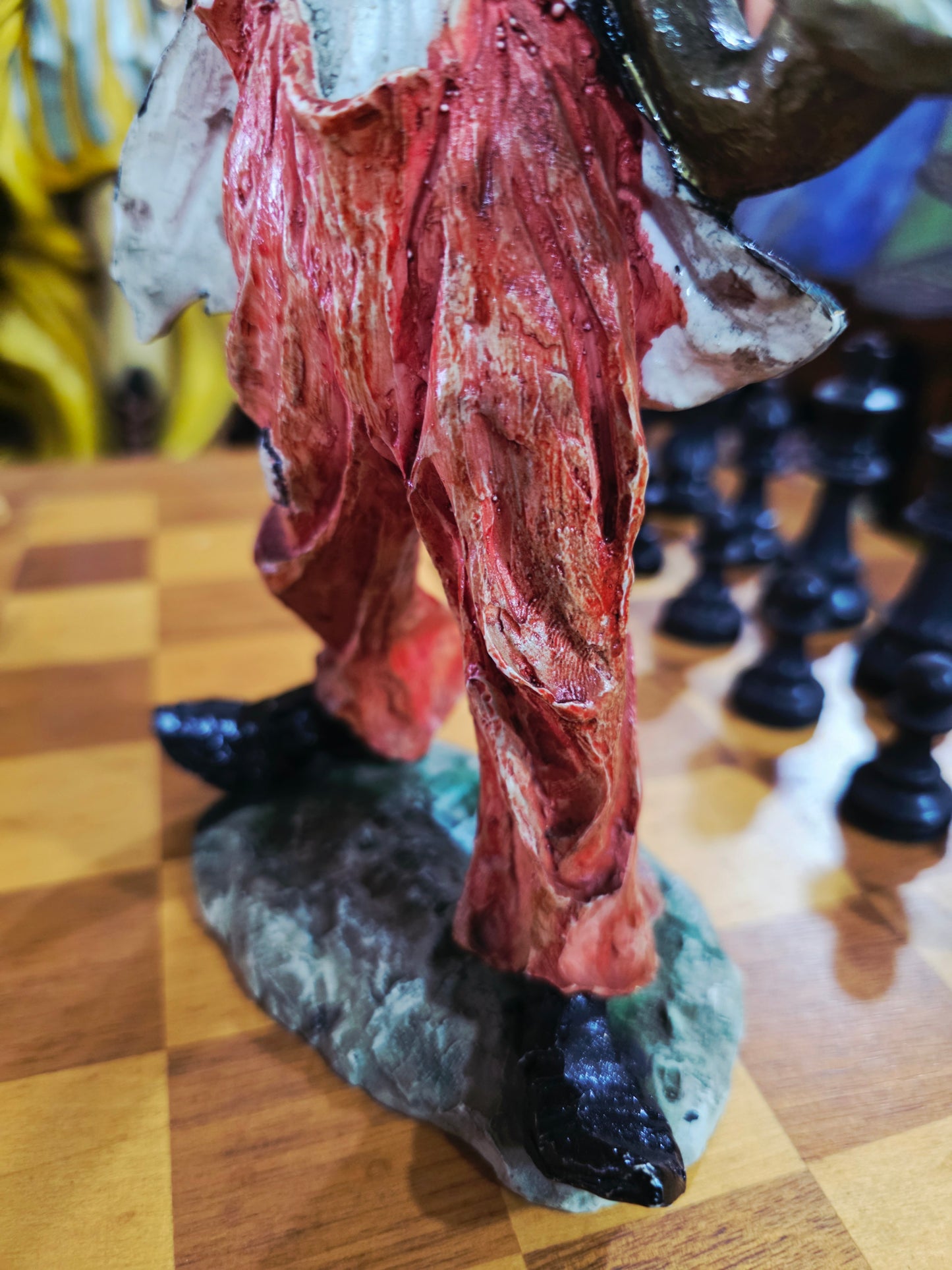 Escultura de Payasito con Saxofón en Cerámica Policromada 🎷🤡