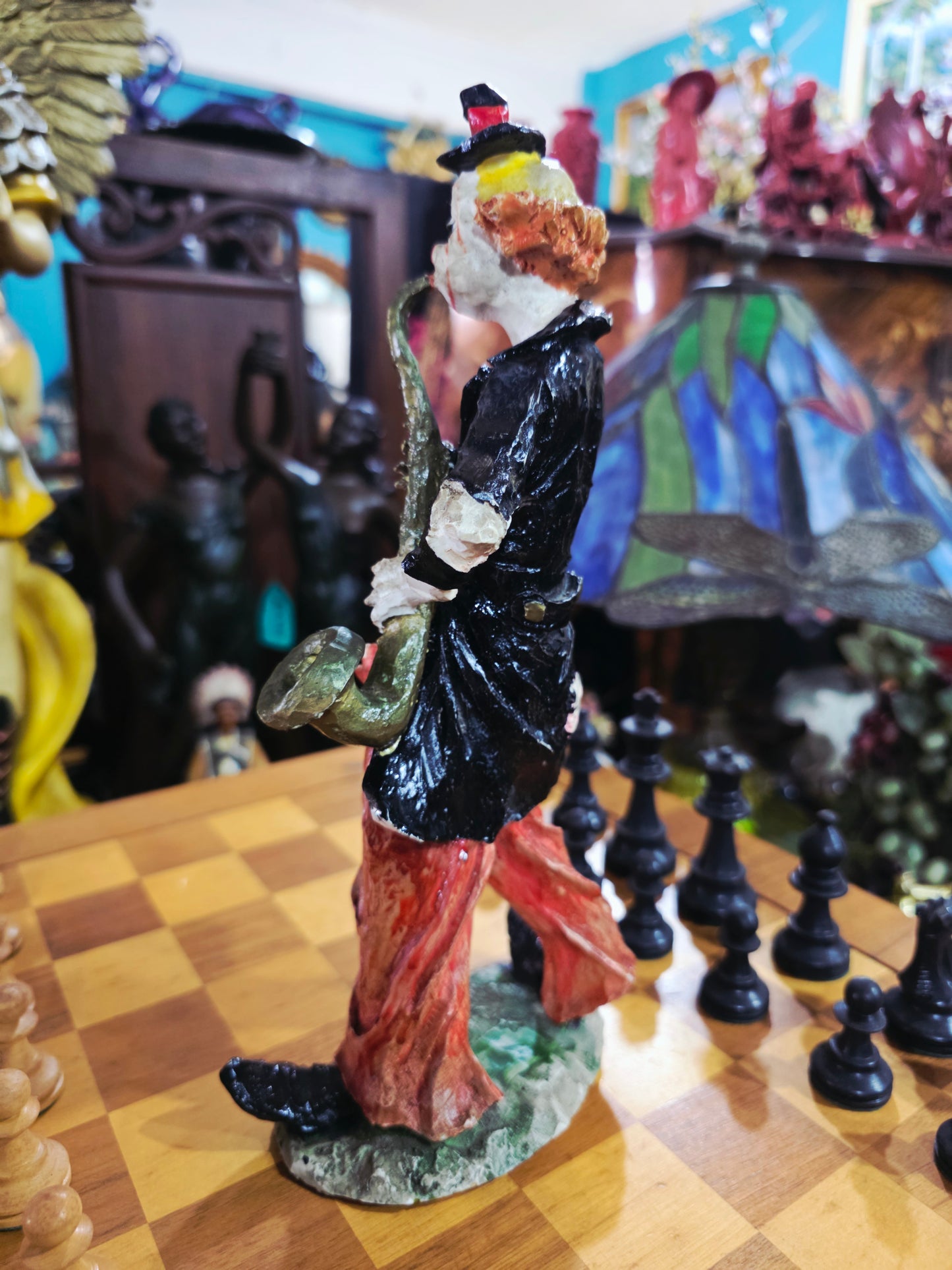 Escultura de Payasito con Saxofón en Cerámica Policromada 🎷🤡