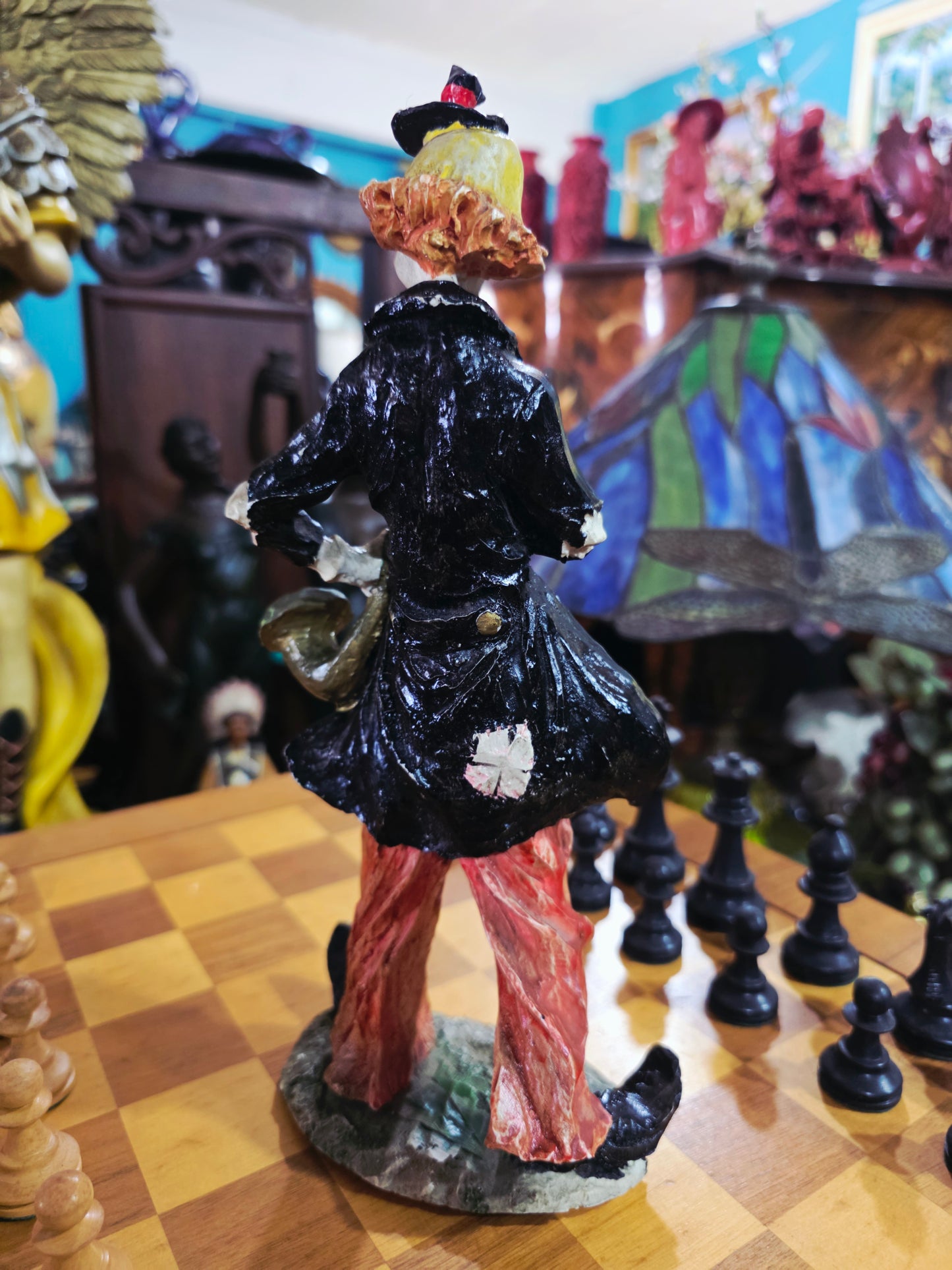 Escultura de Payasito con Saxofón en Cerámica Policromada 🎷🤡