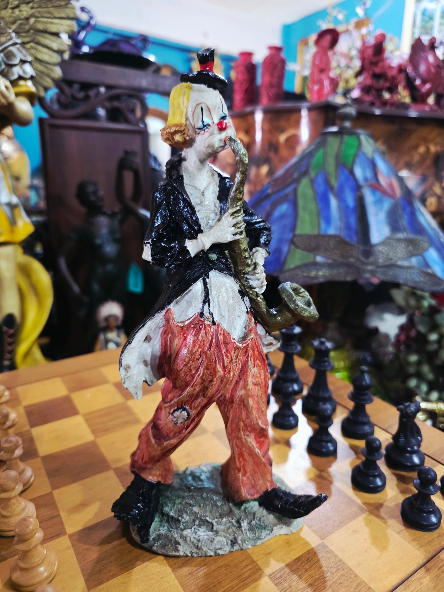 Escultura de Payasito con Saxofón en Cerámica Policromada 🎷🤡