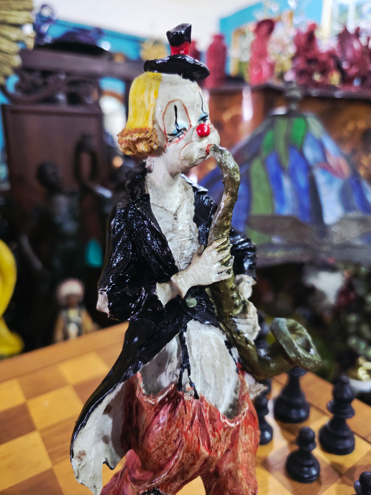 Escultura de Payasito con Saxofón en Cerámica Policromada 🎷🤡
