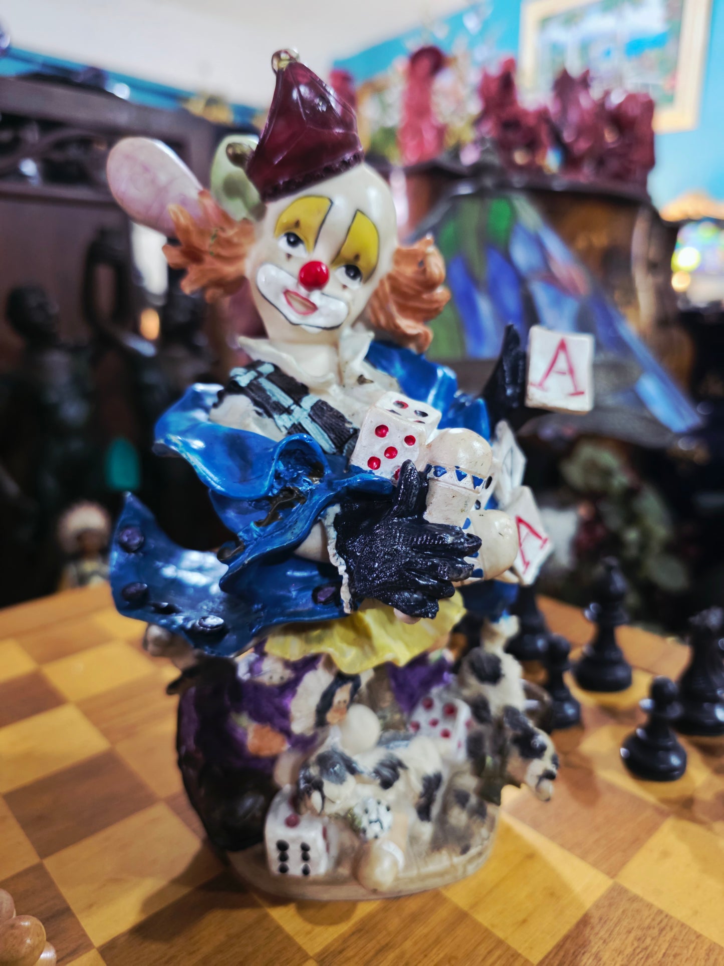 Escultura de Payasito con Cartas y Dados en Cerámica Policromada 🎲🤡